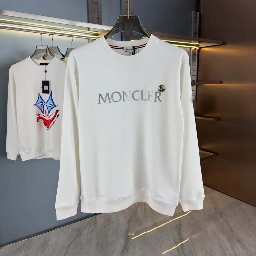 P210 high version sweatshirt) 📦With exclusive packaging📦 [Long-term ready stock] Upgraded version "Mobile phone smart sensor ~ NFC chip armband ~ Directly to the official website for anti-counterfeiting" 〖 𝐌𝐎𝐍𝐂𝐋𝐄𝐑 ~ Mouth covering〗 2025 new high quality, using 450 grams of heavyweight fabric Different from the market currency, you can mix and match everything at will and you will be handsome😎The whole clothes is made of double waistcoats. The double waistcoats make the whole dress more three-dimensional. It is not an ordinary factory that can do such fine work. 2025 autumn and winter new style, on sale at the counter, exquisite printed round neck terry sweatshirt. High-end double-ply cotton. Customized stretch ribs are dyed in the same vat. Three standards are complete. It is matched with digital printing patterns and is very breathable. Same style for men and women. Color: black, white, apricot. Size: S M L XL 2XL