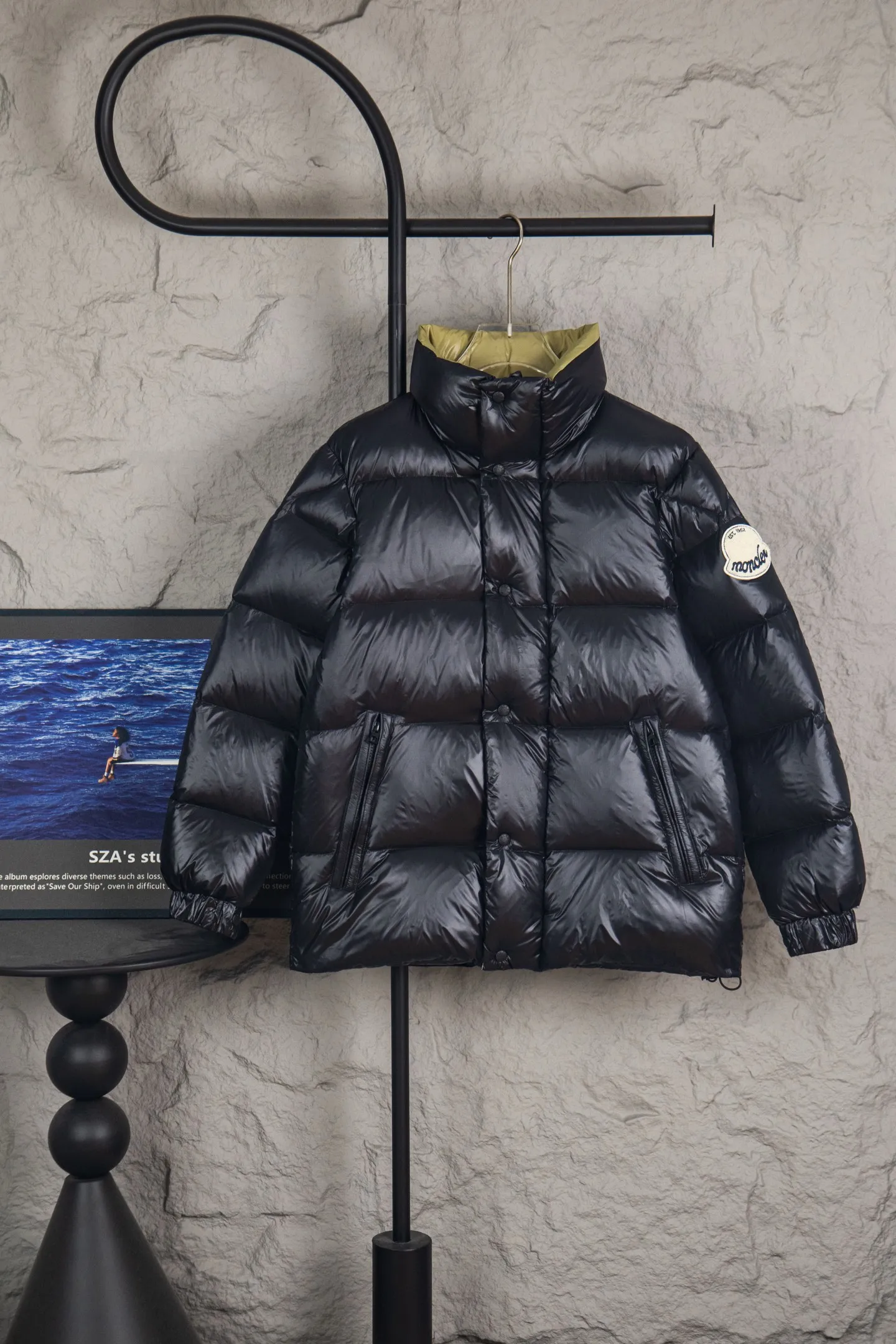 P920 top version of Moncler's new Tripiti men's short down jacket. The Tripiti down jacket is made of functional shiny nylon fabric, which is comfortable and warm without being heavy. Chenille logo patch highlights the essence of the brand. Style number: Dabiao 1952 Size: 12345 Color: black white