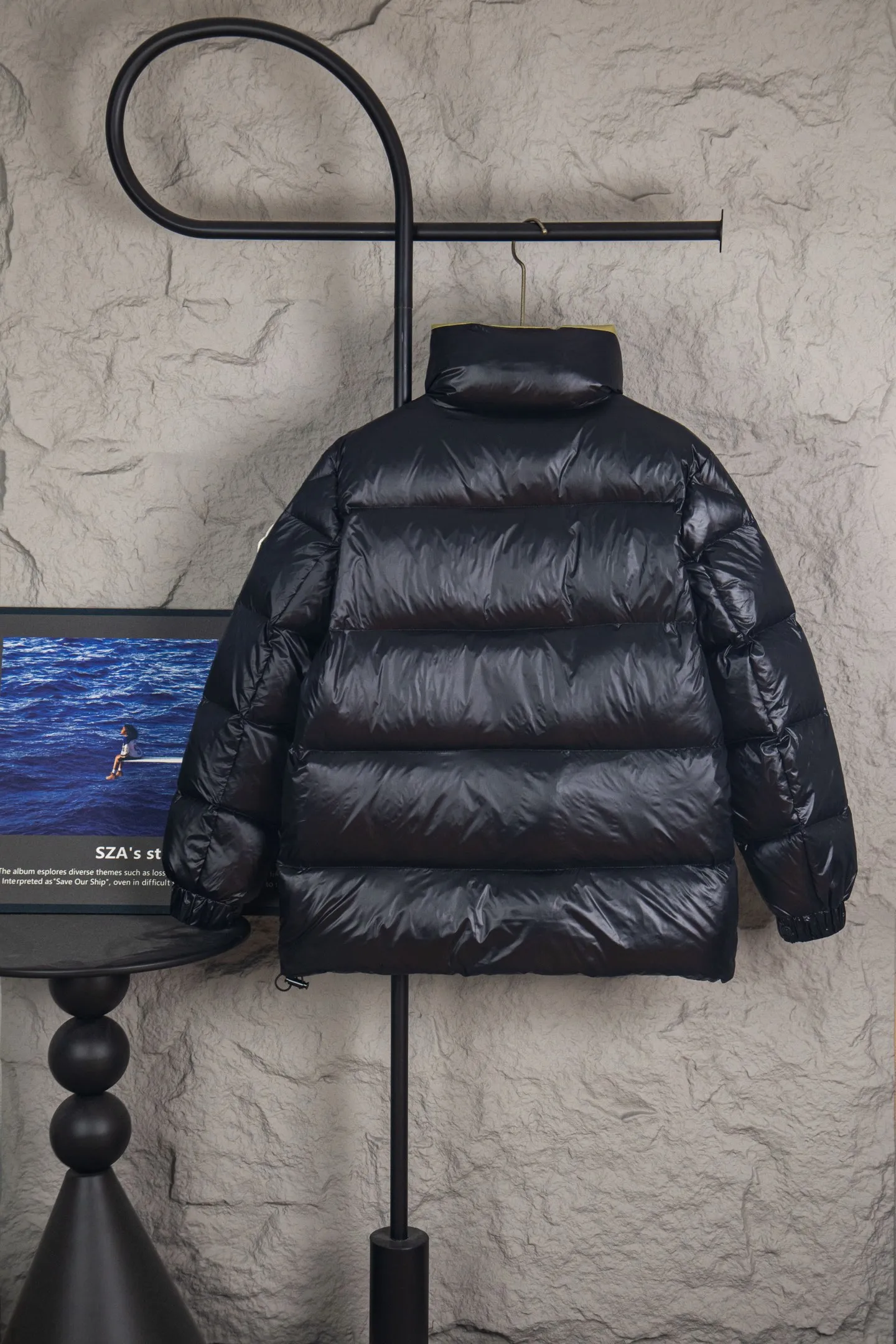 P920 top version of Moncler's new Tripiti men's short down jacket. The Tripiti down jacket is made of functional shiny nylon fabric, which is comfortable and warm without being heavy. Chenille logo patch highlights the essence of the brand. Style number: Dabiao 1952 Size: 12345 Color: black white
