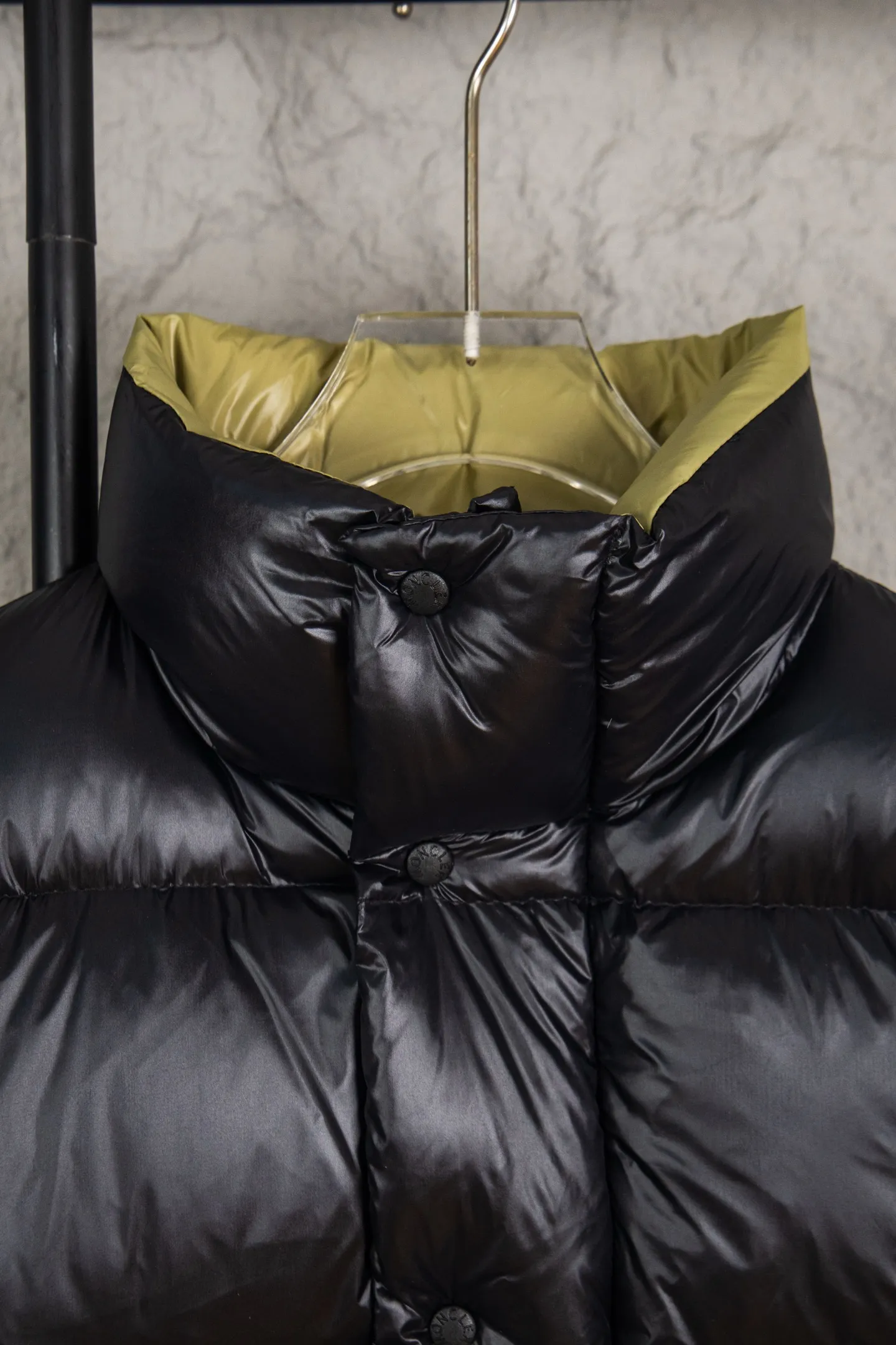 P920 top version of Moncler's new Tripiti men's short down jacket. The Tripiti down jacket is made of functional shiny nylon fabric, which is comfortable and warm without being heavy. Chenille logo patch highlights the essence of the brand. Style number: Dabiao 1952 Size: 12345 Color: black white