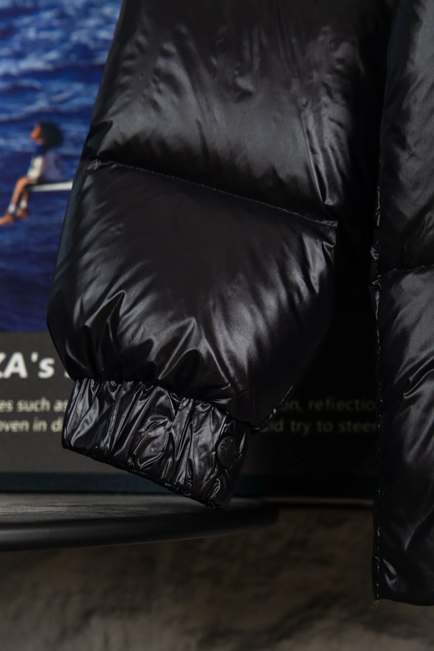 P920 top version of Moncler's new Tripiti men's short down jacket. The Tripiti down jacket is made of functional shiny nylon fabric, which is comfortable and warm without being heavy. Chenille logo patch highlights the essence of the brand. Style number: Dabiao 1952 Size: 12345 Color: black white