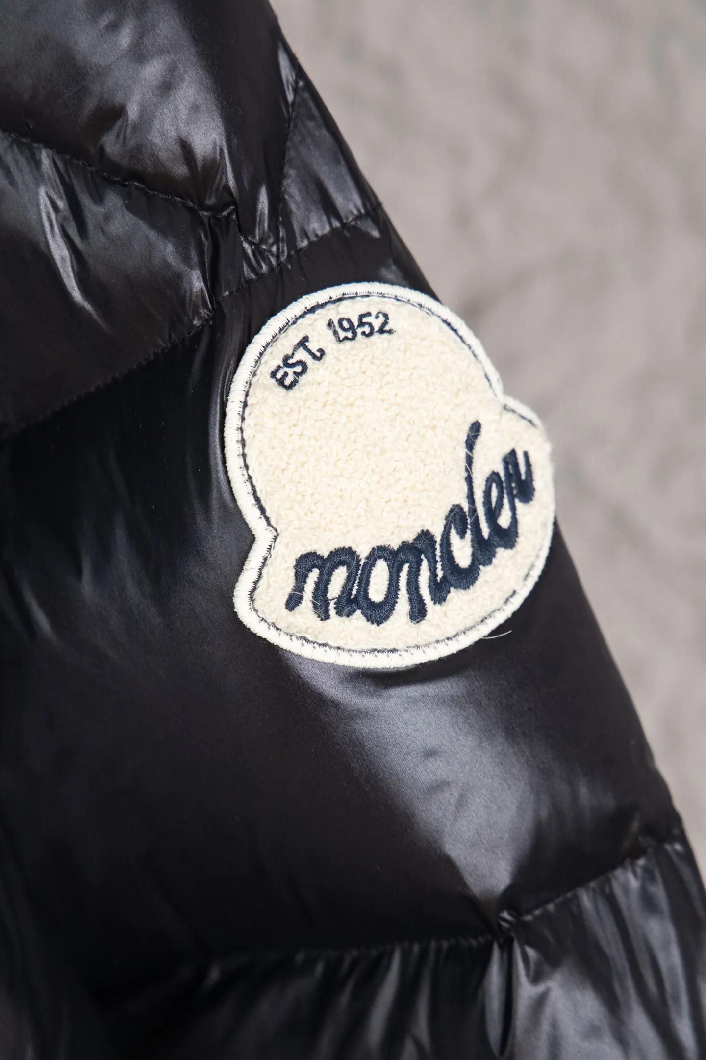 P920 top version of Moncler's new Tripiti men's short down jacket. The Tripiti down jacket is made of functional shiny nylon fabric, which is comfortable and warm without being heavy. Chenille logo patch highlights the essence of the brand. Style number: Dabiao 1952 Size: 12345 Color: black white