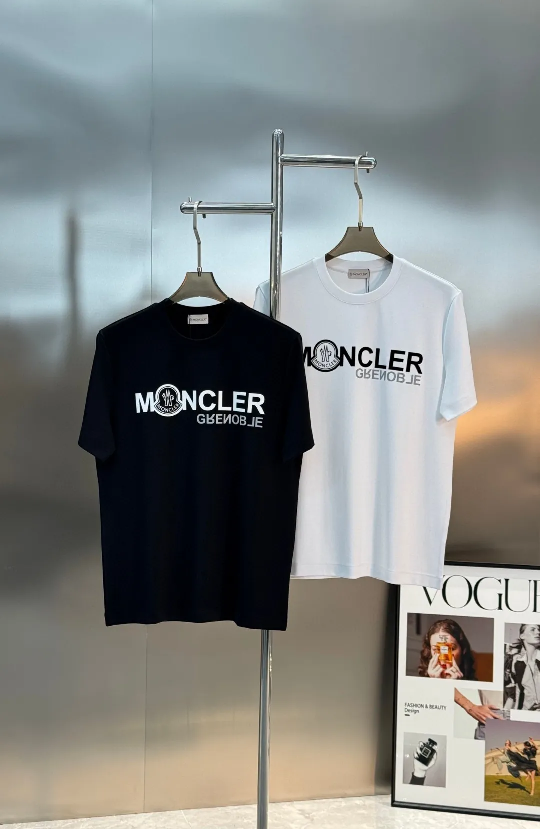 P150 Moncler Mouth Covered 25s New Salona + Pure Cotton T-shirt. Brand letter logo printing. Clean, refreshing, simple and generous. Recommended items for any age [Fireworks] regular version! Custom-made 260g Solona fabric, the surface is skin-friendly and smooth, and the fit is as comfortable as a baby! Color: Black. White. Size: s-xxl