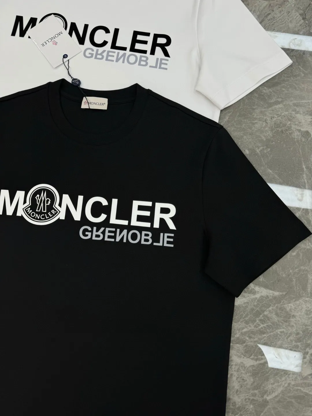 P150 Moncler Mouth Covered 25s New Salona + Pure Cotton T-shirt. Brand letter logo printing. Clean, refreshing, simple and generous. Recommended items for any age [Fireworks] regular version! Custom-made 260g Solona fabric, the surface is skin-friendly and smooth, and the fit is as comfortable as a baby! Color: Black. White. Size: s-xxl