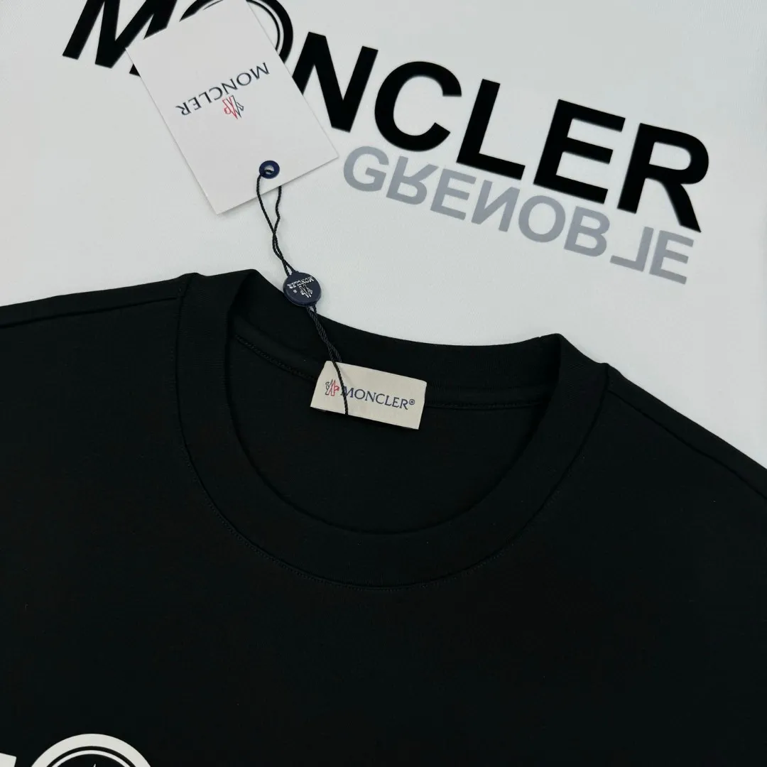 P150 Moncler Mouth Covered 25s New Salona + Pure Cotton T-shirt. Brand letter logo printing. Clean, refreshing, simple and generous. Recommended items for any age [Fireworks] regular version! Custom-made 260g Solona fabric, the surface is skin-friendly and smooth, and the fit is as comfortable as a baby! Color: Black. White. Size: s-xxl