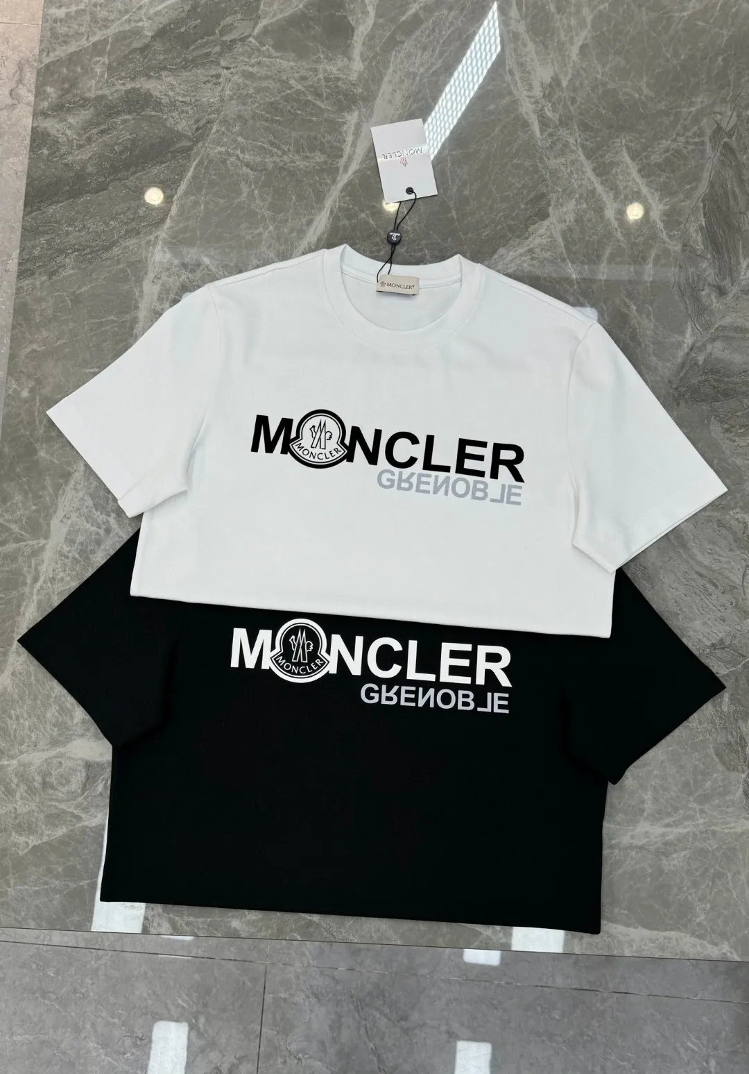 P150 Moncler Mouth Covered 25s New Salona + Pure Cotton T-shirt. Brand letter logo printing. Clean, refreshing, simple and generous. Recommended items for any age [Fireworks] regular version! Custom-made 260g Solona fabric, the surface is skin-friendly and smooth, and the fit is as comfortable as a baby! Color: Black. White. Size: s-xxl