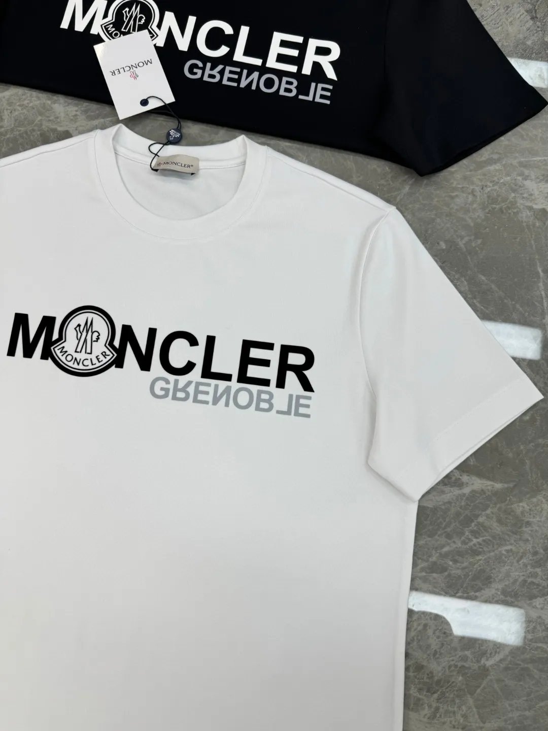 P150 Moncler Mouth Covered 25s New Salona + Pure Cotton T-shirt. Brand letter logo printing. Clean, refreshing, simple and generous. Recommended items for any age [Fireworks] regular version! Custom-made 260g Solona fabric, the surface is skin-friendly and smooth, and the fit is as comfortable as a baby! Color: Black. White. Size: s-xxl