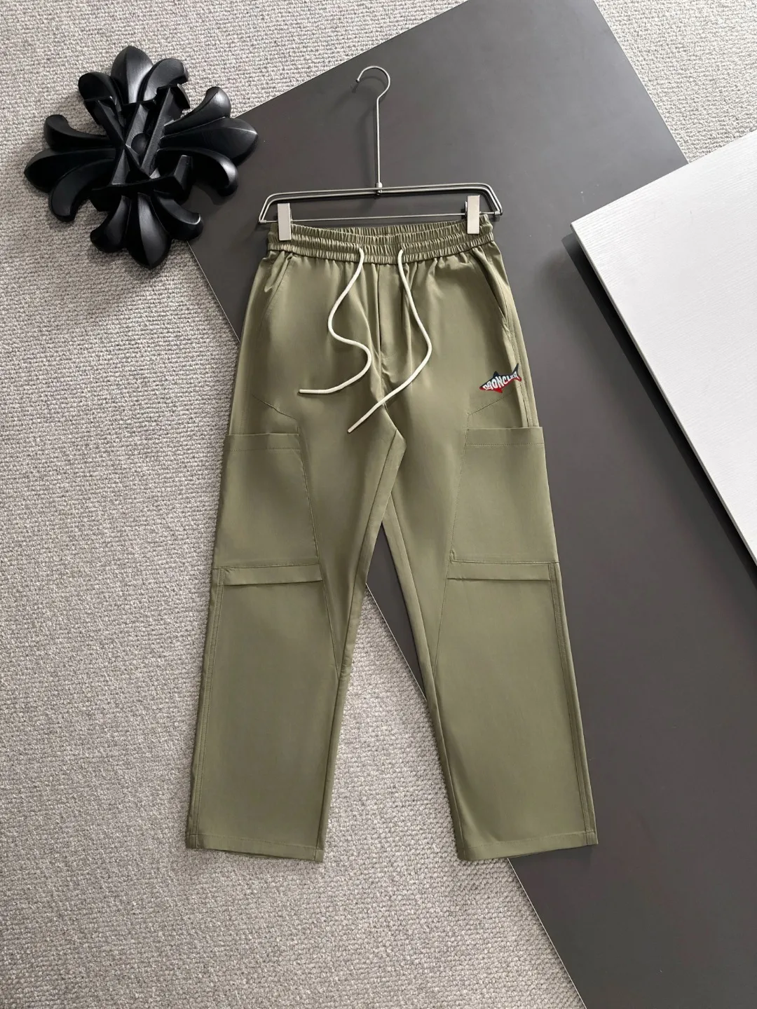 Next day shipment P360 MONCLER/Mongoose Exclusive first release of 25ss autumn and winter new high-quality trousers Compare real-life details at will A perfect choice for autumn and winter, a must-have item. Sizes: M to 3XL (please state your height and weight when placing an order)