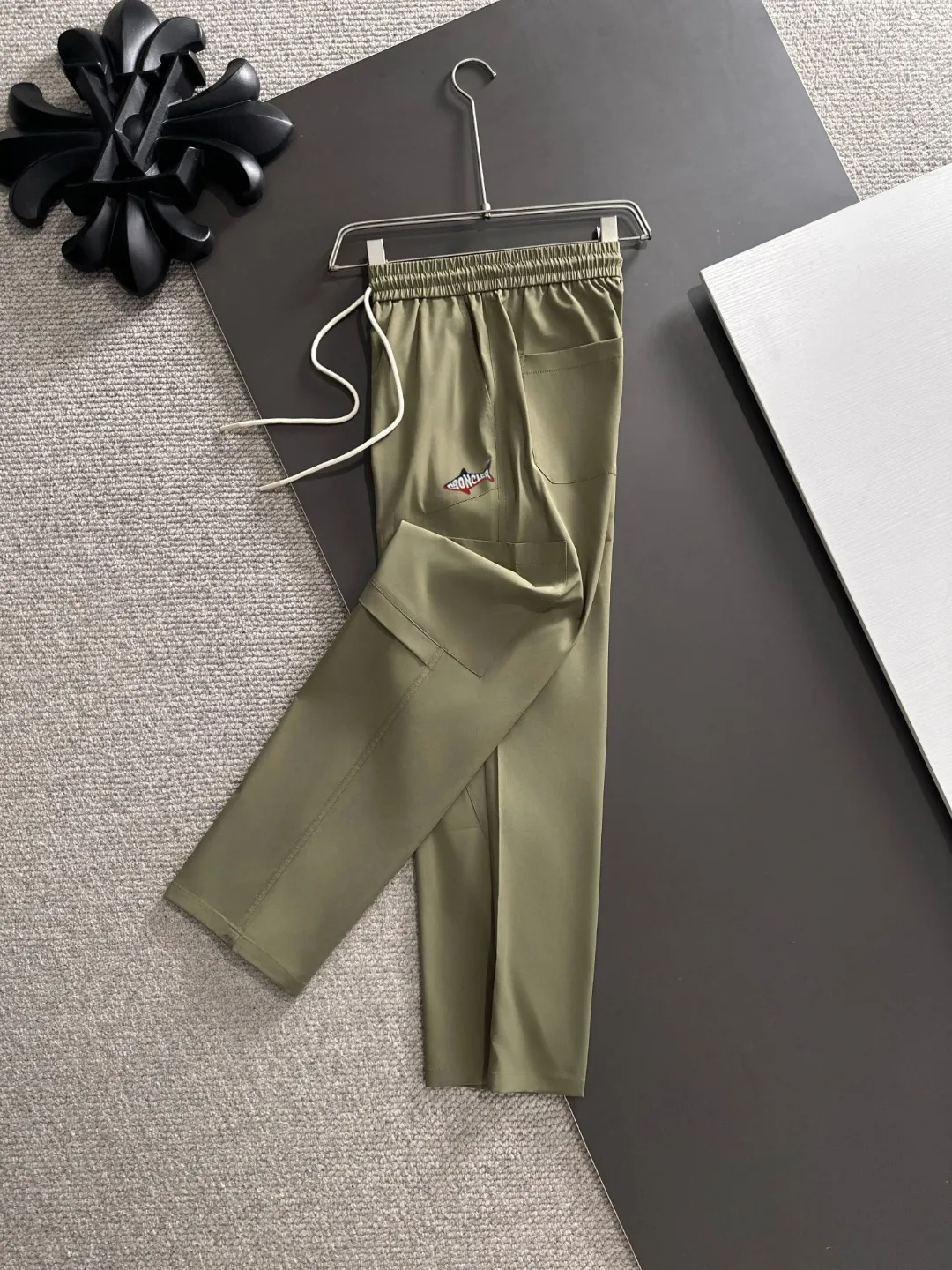 Next day shipment P360 MONCLER/Mongoose Exclusive first release of 25ss autumn and winter new high-quality trousers Compare real-life details at will A perfect choice for autumn and winter, a must-have item. Sizes: M to 3XL (please state your height and weight when placing an order)