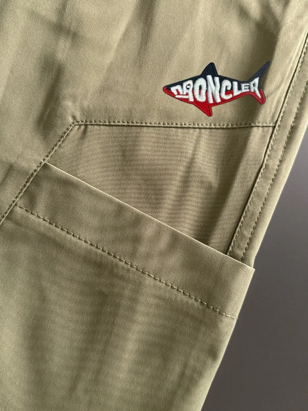 Next day shipment P360 MONCLER/Mongoose Exclusive first release of 25ss autumn and winter new high-quality trousers Compare real-life details at will A perfect choice for autumn and winter, a must-have item. Sizes: M to 3XL (please state your height and weight when placing an order)