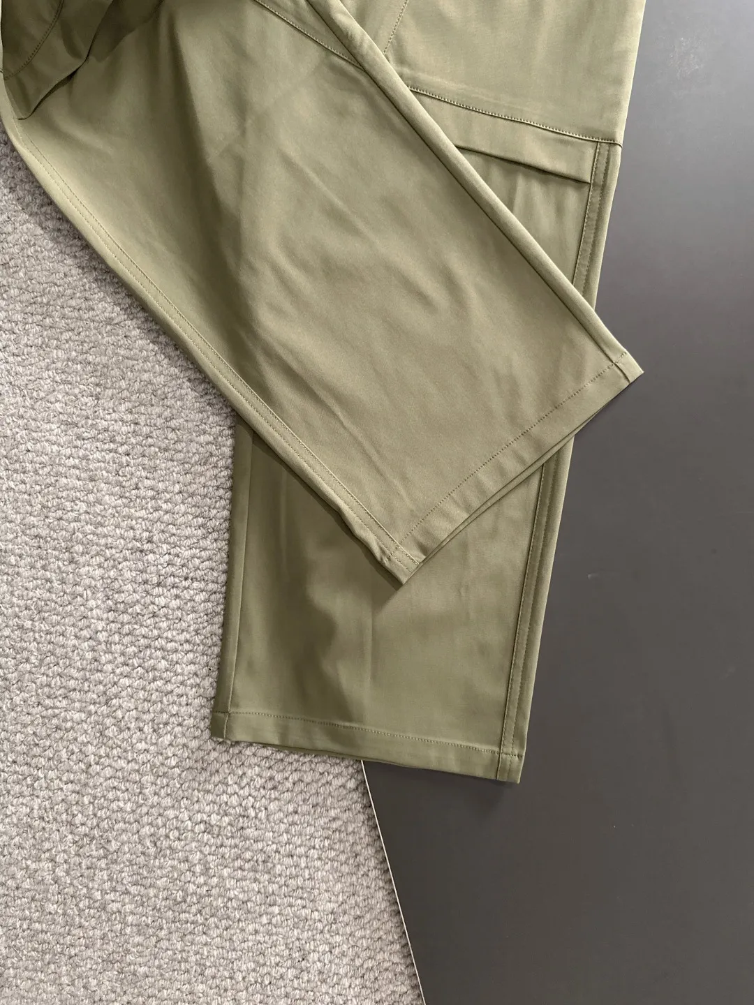 Next day shipment P360 MONCLER/Mongoose Exclusive first release of 25ss autumn and winter new high-quality trousers Compare real-life details at will A perfect choice for autumn and winter, a must-have item. Sizes: M to 3XL (please state your height and weight when placing an order)