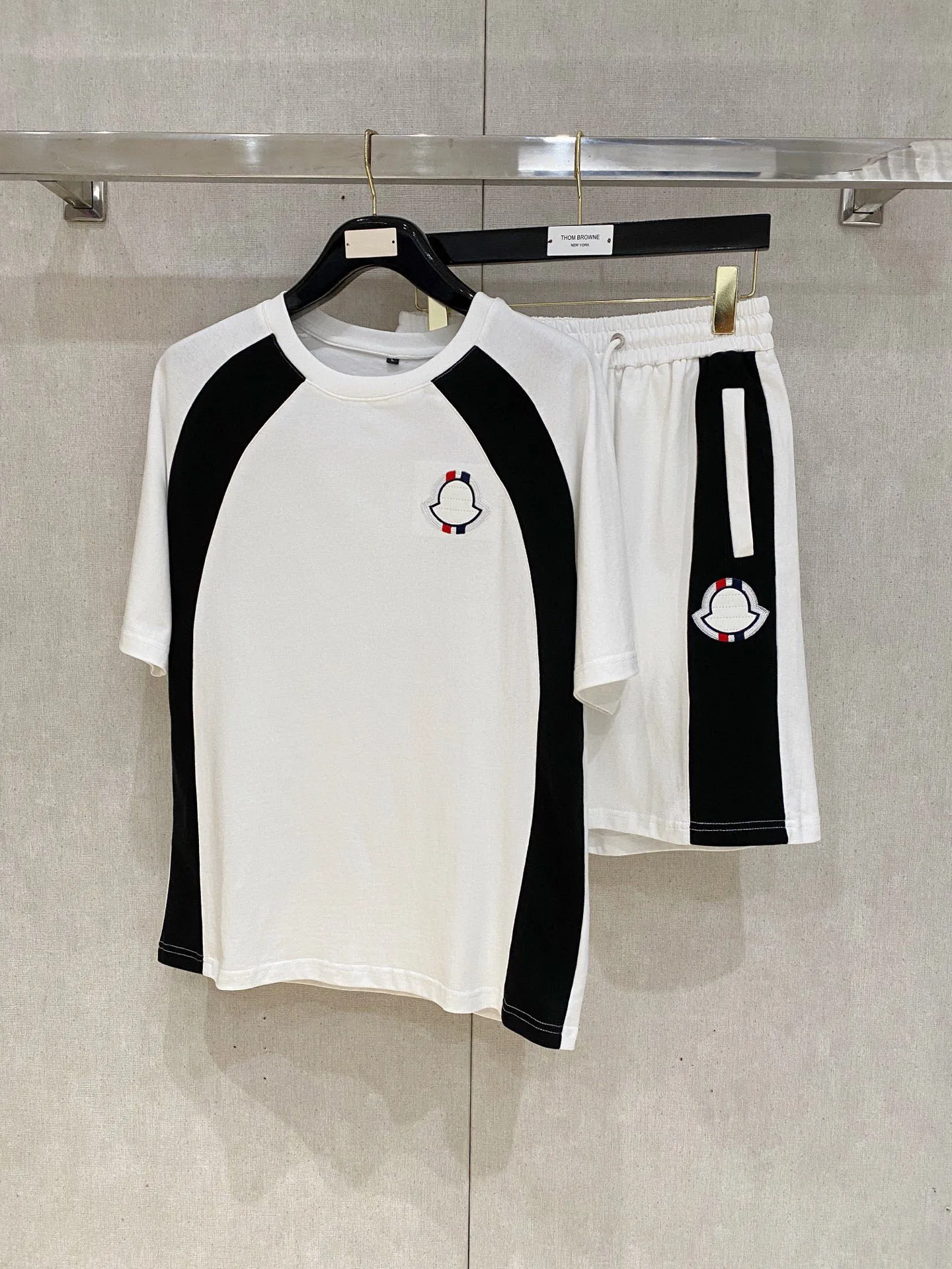 P570 Brand [MONCLER Mouth Covered] 2025 round neck short-sleeved shorts suit. The pure cotton fabric upper body will not be stuffy, the smooth and comfortable skin-friendly effect is more breathable, the fabric has its own texture, classic logo technology, a new interpretation from a unique angle, fashionable and versatile choice! Size: M-3XL (maximum wear: 190 pounds)