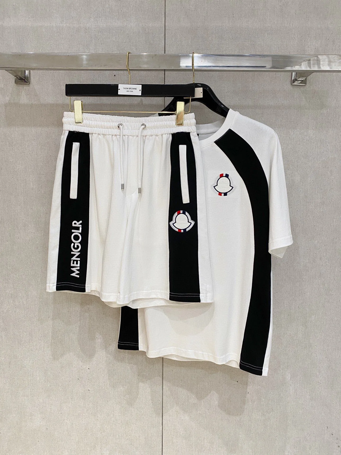 P570 Brand [MONCLER Mouth Covered] 2025 round neck short-sleeved shorts suit. The pure cotton fabric upper body will not be stuffy, the smooth and comfortable skin-friendly effect is more breathable, the fabric has its own texture, classic logo technology, a new interpretation from a unique angle, fashionable and versatile choice! Size: M-3XL (maximum wear: 190 pounds)