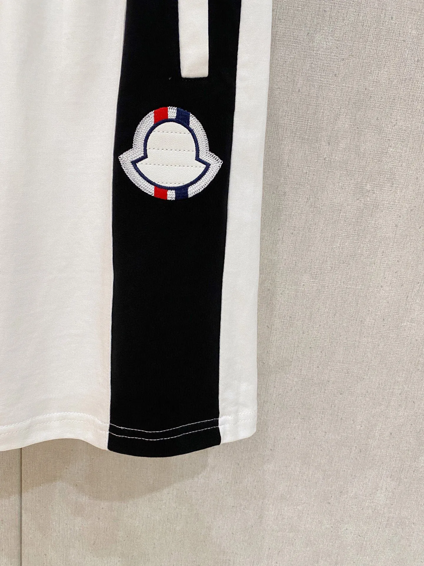 P570 Brand [MONCLER Mouth Covered] 2025 round neck short-sleeved shorts suit. The pure cotton fabric upper body will not be stuffy, the smooth and comfortable skin-friendly effect is more breathable, the fabric has its own texture, classic logo technology, a new interpretation from a unique angle, fashionable and versatile choice! Size: M-3XL (maximum wear: 190 pounds)