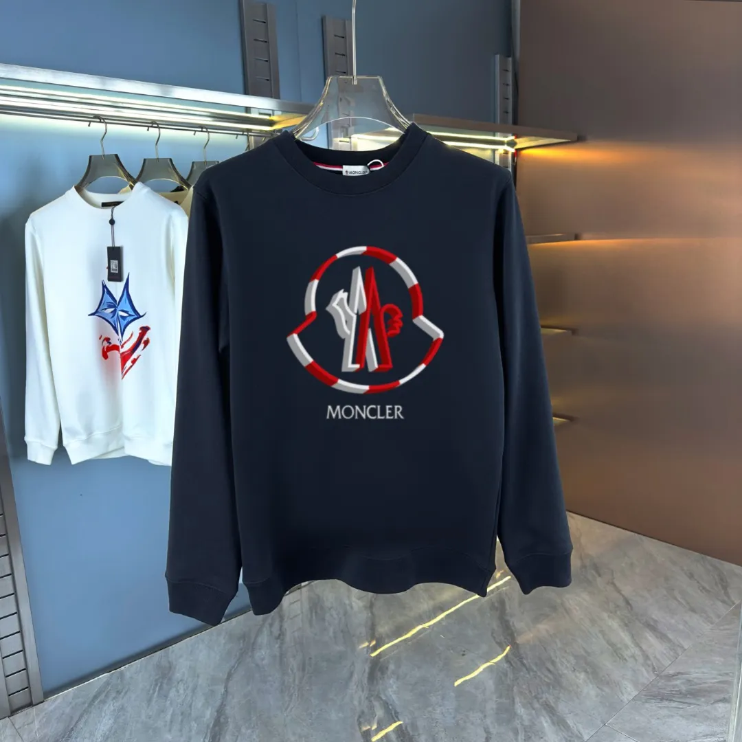 P210 High-version sweatshirt) [Long-term stock] 〖𝐌𝐎𝐍𝐂𝐋𝐄𝐑~Mask〗 Made of 440g heavy-weight fabric. It is different from the market currency. It can be matched with any variety and is properly handsome. 😎The whole dress is made of double waistcoats. The double waistcoats make the whole dress more three-dimensional. Not ordinary factories can do such fine work. 2025 Spring runway version of the T stage, on sale at the counter, round neck terry sweatshirt, high-end double-strand pure cotton, custom-made stretch ribs, dyed in the same vat, complete with three standards, matched with exquisite embroidered LOGO on the chest, simple and advanced, same style for men and women. Color: black, apricot, white, size: S M L XL 2XL