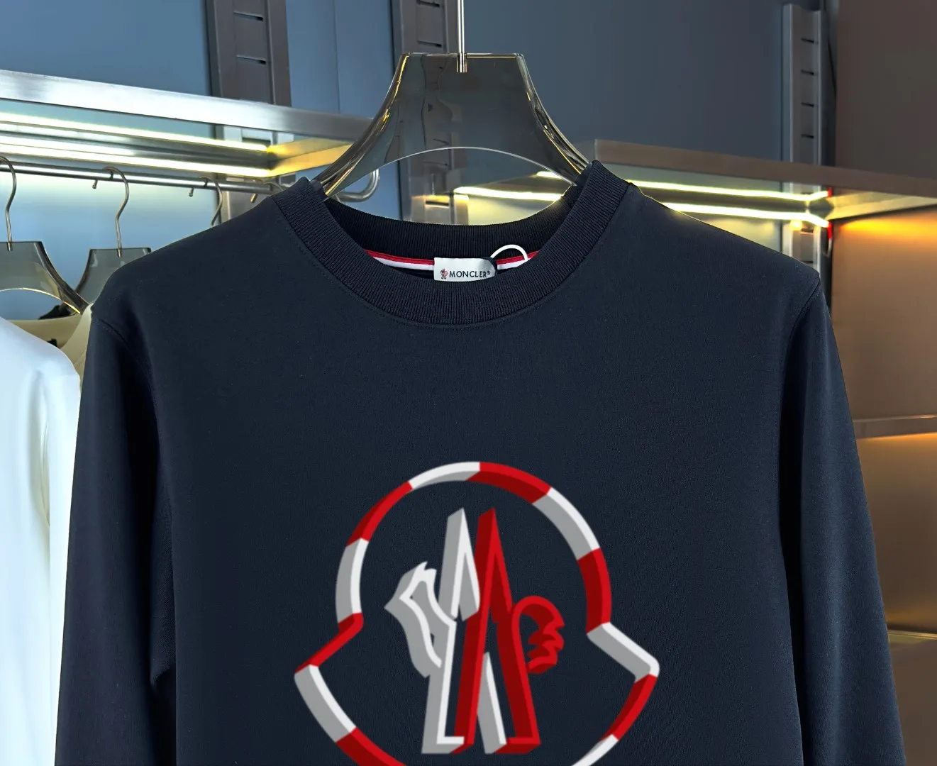 P210 High-version sweatshirt) [Long-term stock] 〖𝐌𝐎𝐍𝐂𝐋𝐄𝐑~Mask〗 Made of 440g heavy-weight fabric. It is different from the market currency. It can be matched with any variety and is properly handsome. 😎The whole dress is made of double waistcoats. The double waistcoats make the whole dress more three-dimensional. Not ordinary factories can do such fine work. 2025 Spring runway version of the T stage, on sale at the counter, round neck terry sweatshirt, high-end double-strand pure cotton, custom-made stretch ribs, dyed in the same vat, complete with three standards, matched with exquisite embroidered LOGO on the chest, simple and advanced, same style for men and women. Color: black, apricot, white, size: S M L XL 2XL