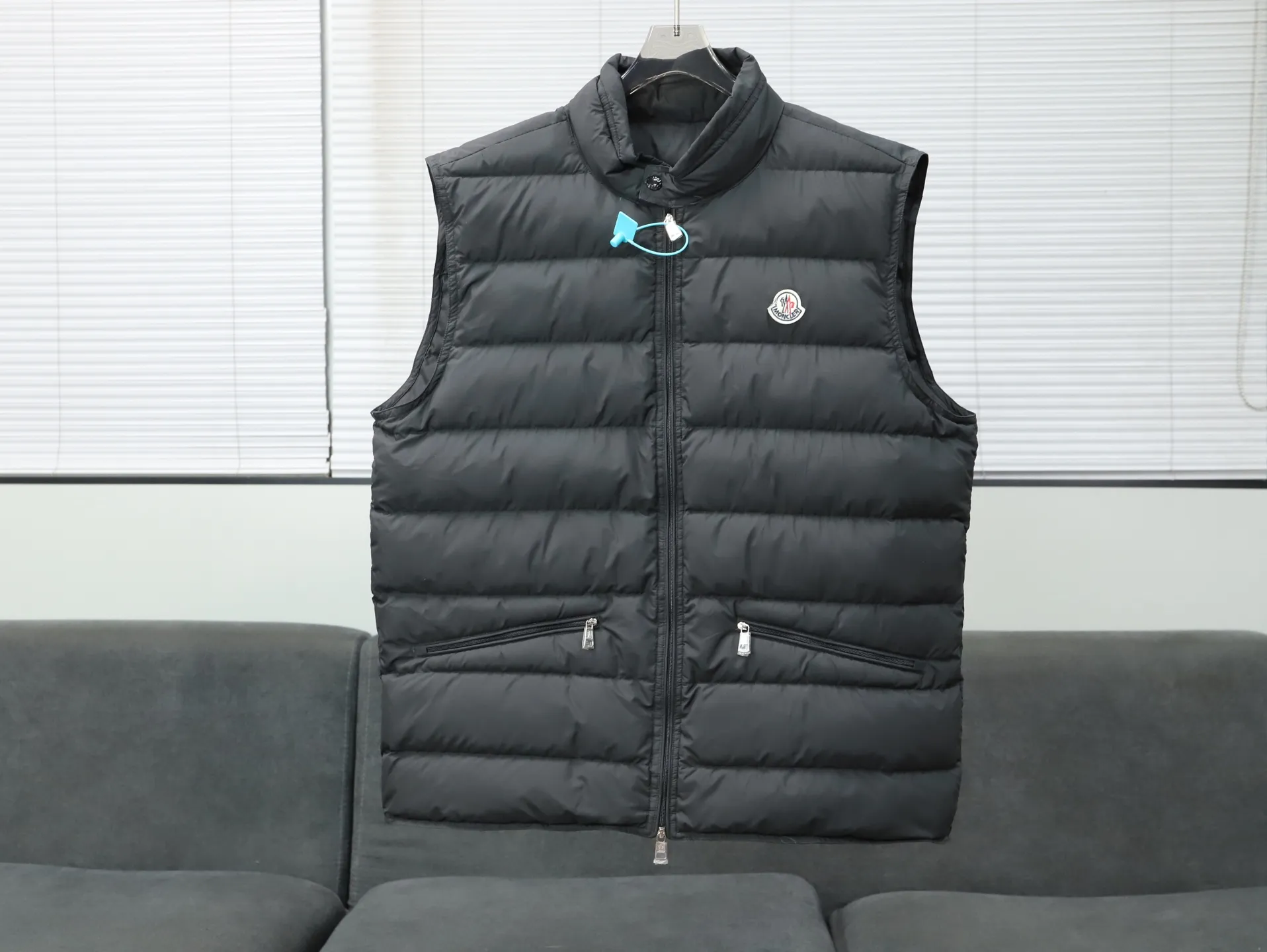P640 Moncler Gui series GUI ski season stand-up collar light vest vest down jacket Moncler Gui (super light gooseneck) small stand-up collar down vest vest is shipped. Gui is also an evergreen model in the M family. It is officially released every year and sells out every year! Light and comfortable, simple style, practical and easy to wear, it is deeply loved by men and women, and small-sized girls can also easily control it! Gui down vest adopts Longue Made of saison fabric, it is Moncler's classic men's design item.  The Gui down vest is a must-have item for changing seasons, suitable for matching with sweaters, sweatshirts or light jackets. This down vest is made from longue saison fabric, which combines lightweight texture with excellent warmth.