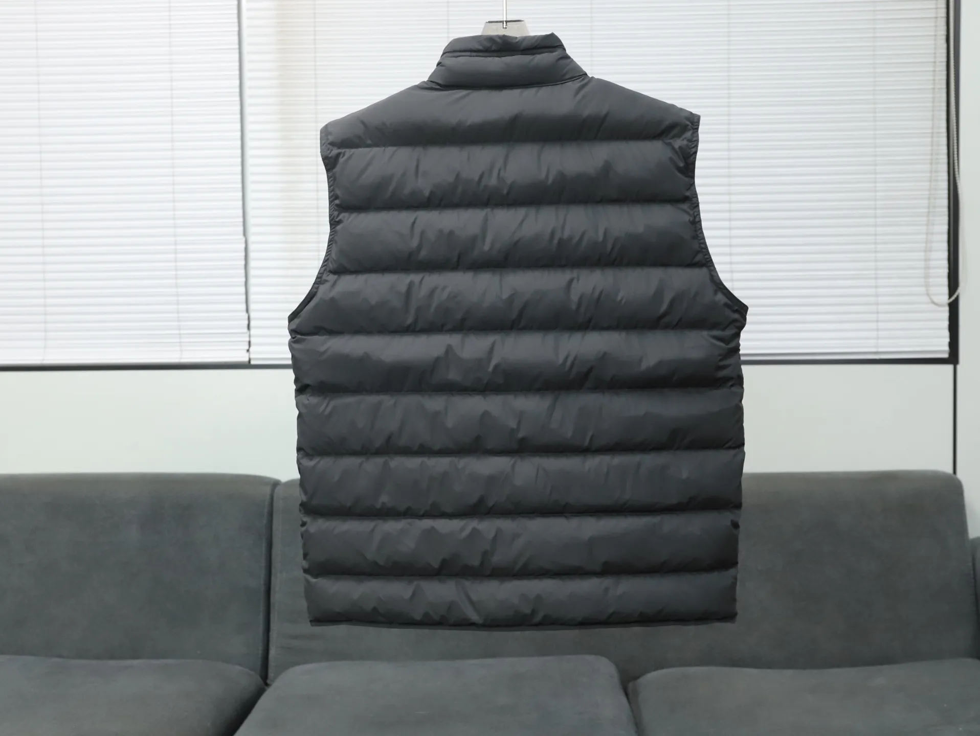 P640 Moncler Gui series GUI ski season stand-up collar light vest vest down jacket Moncler Gui (super light gooseneck) small stand-up collar down vest vest is shipped. Gui is also an evergreen model in the M family. It is officially released every year and sells out every year! Light and comfortable, simple style, practical and easy to wear, it is deeply loved by men and women, and small-sized girls can also easily control it! Gui down vest adopts Longue Made of saison fabric, it is Moncler's classic men's design item.  The Gui down vest is a must-have item for changing seasons, suitable for matching with sweaters, sweatshirts or light jackets. This down vest is made from longue saison fabric, which combines lightweight texture with excellent warmth.