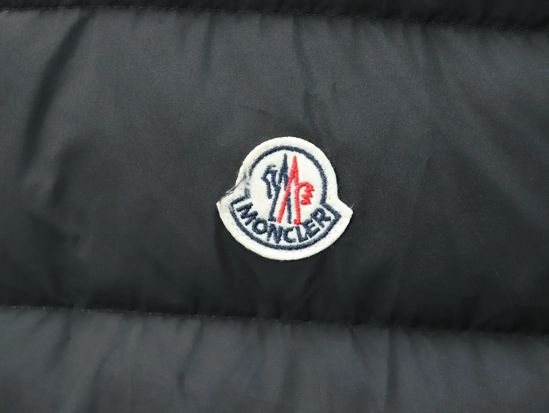 P640 Moncler Gui series GUI ski season stand-up collar light vest vest down jacket Moncler Gui (super light gooseneck) small stand-up collar down vest vest is shipped. Gui is also an evergreen model in the M family. It is officially released every year and sells out every year! Light and comfortable, simple style, practical and easy to wear, it is deeply loved by men and women, and small-sized girls can also easily control it! Gui down vest adopts Longue Made of saison fabric, it is Moncler's classic men's design item.  The Gui down vest is a must-have item for changing seasons, suitable for matching with sweaters, sweatshirts or light jackets. This down vest is made from longue saison fabric, which combines lightweight texture with excellent warmth.