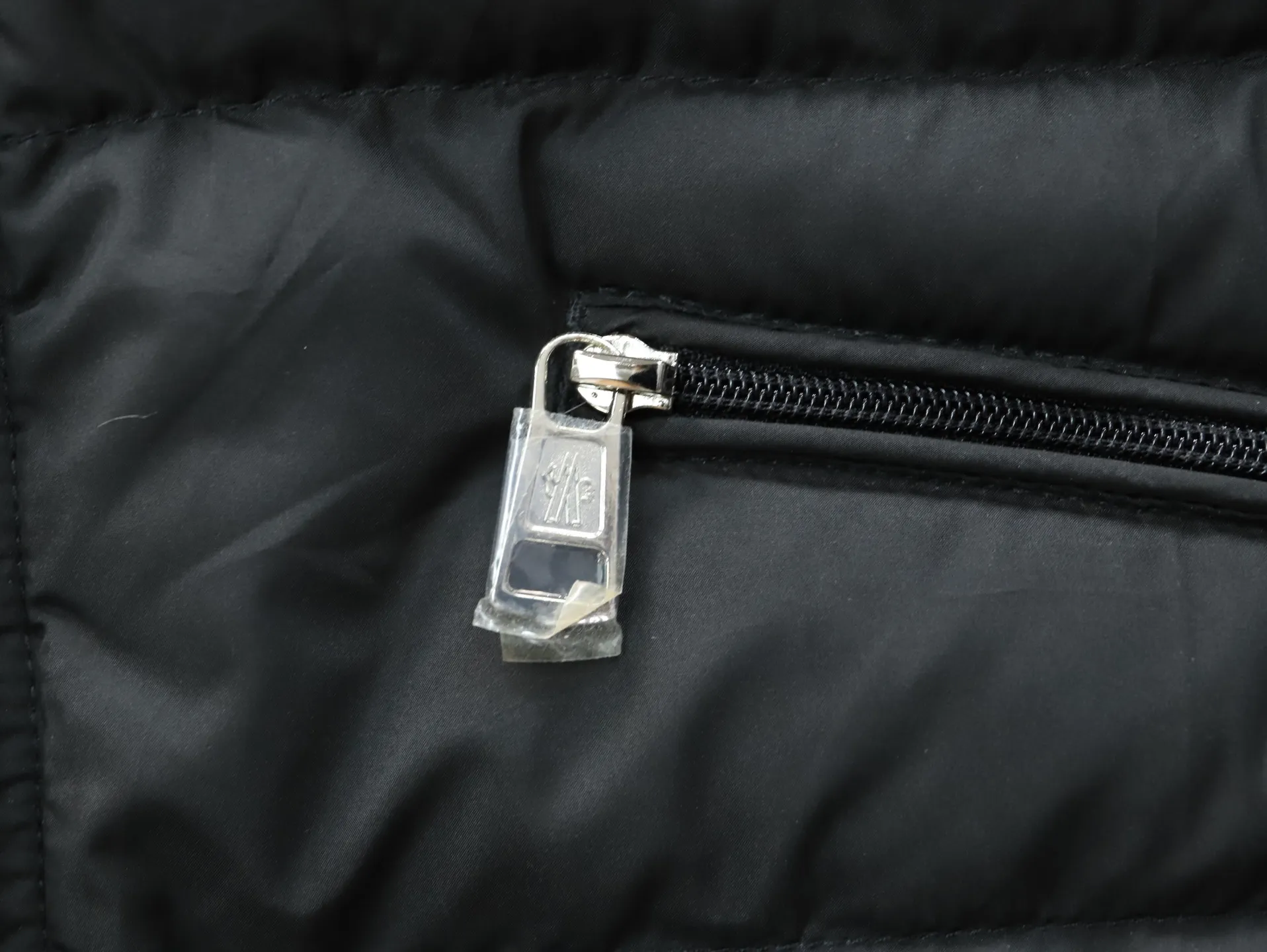 P640 Moncler Gui series GUI ski season stand-up collar light vest vest down jacket Moncler Gui (super light gooseneck) small stand-up collar down vest vest is shipped. Gui is also an evergreen model in the M family. It is officially released every year and sells out every year! Light and comfortable, simple style, practical and easy to wear, it is deeply loved by men and women, and small-sized girls can also easily control it! Gui down vest adopts Longue Made of saison fabric, it is Moncler's classic men's design item.  The Gui down vest is a must-have item for changing seasons, suitable for matching with sweaters, sweatshirts or light jackets. This down vest is made from longue saison fabric, which combines lightweight texture with excellent warmth.