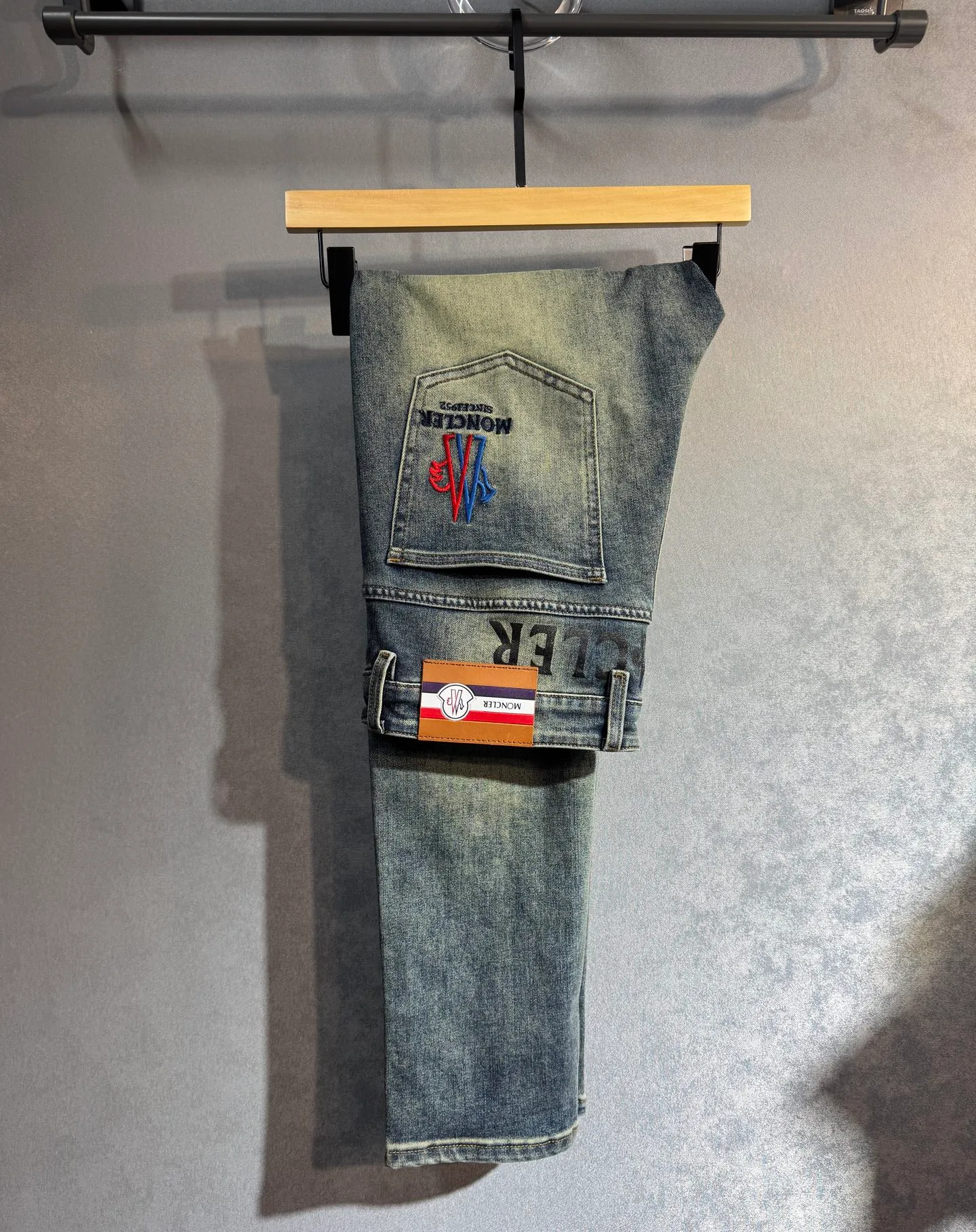 P220 🔥MONCLER The latest spring and summer jeans🔥No pressure to enter and leave the store. Best-selling models in the counter. Shared taste and value. Very comfortable to wear. Low-key yet luxurious. Very classy to wear. Needless to say the trousers style and cut. The upper body is exquisite and vivid. Really first-class top quality. Really palace-level casual pants, using Turkish cotton to produce the most famous denim fabric. The quality is outstanding. After heavy washing, the pants are very soft. The A22 straight-leg version is not picky and the upper body is absolutely stylish. Extremely luxurious! Size: 29-40 no 35