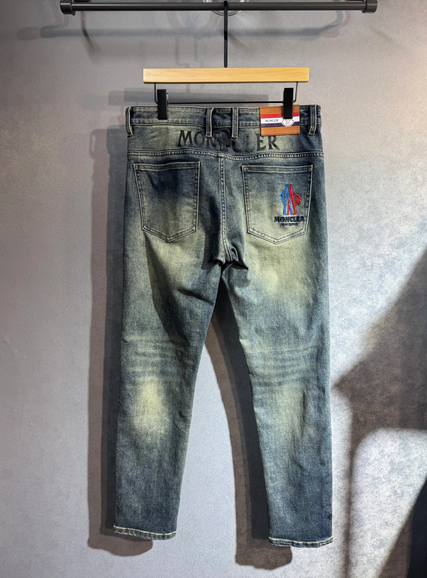 P220 🔥MONCLER The latest spring and summer jeans🔥No pressure to enter and leave the store. Best-selling models in the counter. Shared taste and value. Very comfortable to wear. Low-key yet luxurious. Very classy to wear. Needless to say the trousers style and cut. The upper body is exquisite and vivid. Really first-class top quality. Really palace-level casual pants, using Turkish cotton to produce the most famous denim fabric. The quality is outstanding. After heavy washing, the pants are very soft. The A22 straight-leg version is not picky and the upper body is absolutely stylish. Extremely luxurious! Size: 29-40 no 35