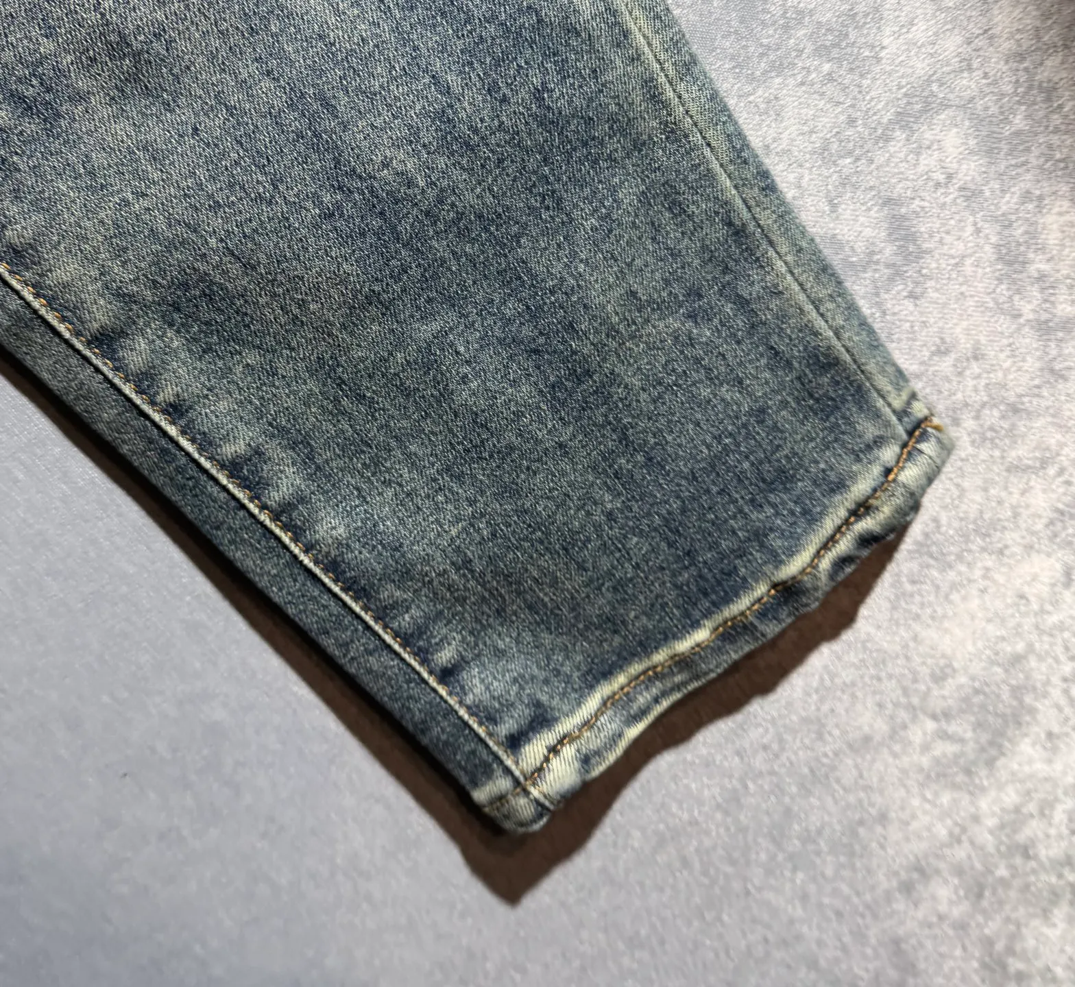 P220 🔥MONCLER The latest spring and summer jeans🔥No pressure to enter and leave the store. Best-selling models in the counter. Shared taste and value. Very comfortable to wear. Low-key yet luxurious. Very classy to wear. Needless to say the trousers style and cut. The upper body is exquisite and vivid. Really first-class top quality. Really palace-level casual pants, using Turkish cotton to produce the most famous denim fabric. The quality is outstanding. After heavy washing, the pants are very soft. The A22 straight-leg version is not picky and the upper body is absolutely stylish. Extremely luxurious! Size: 29-40 no 35