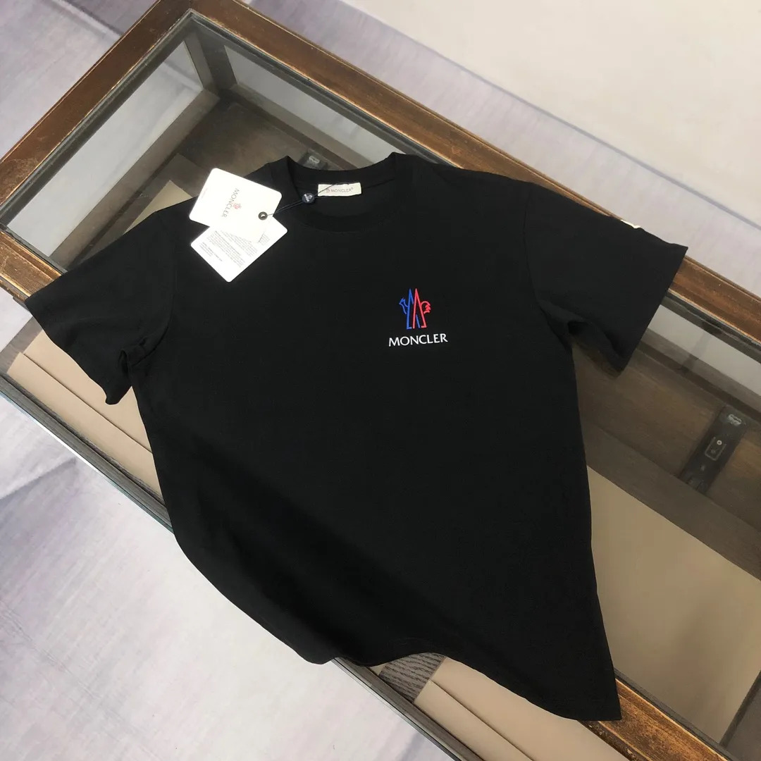 P160 MONCLER 2025 latest couple style round neck short-sleeved couple T-shirt, new spring and summer product, high quality 🔥🔥Three-dimensional logo letter logo printing technology on the chest! Fashionable and versatile trendy styles, customized imported fabrics! Comfortable to wear, breathable, fashionable without losing personality, the upper body is casual and casual, handsome and stylish, showing the temperament of a big brand. All three standards are complete! ! Color: Black White Gray Navy Size: S M L XL (Loose fit, please state your height and weight when placing an order)