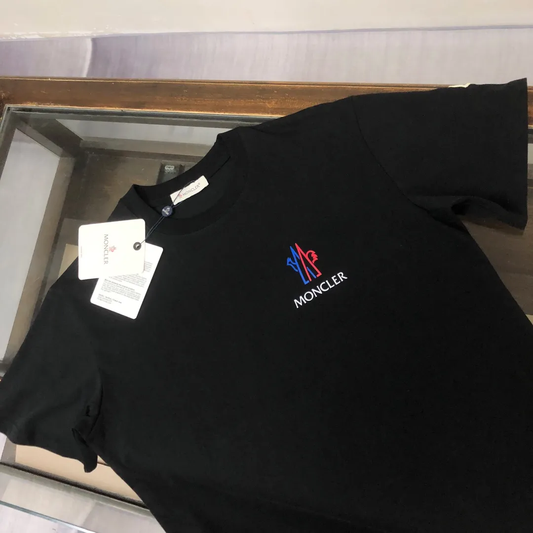 P160 MONCLER 2025 latest couple style round neck short-sleeved couple T-shirt, new spring and summer product, high quality 🔥🔥Three-dimensional logo letter logo printing technology on the chest! Fashionable and versatile trendy styles, customized imported fabrics! Comfortable to wear, breathable, fashionable without losing personality, the upper body is casual and casual, handsome and stylish, showing the temperament of a big brand. All three standards are complete! ! Color: Black White Gray Navy Size: S M L XL (Loose fit, please state your height and weight when placing an order)