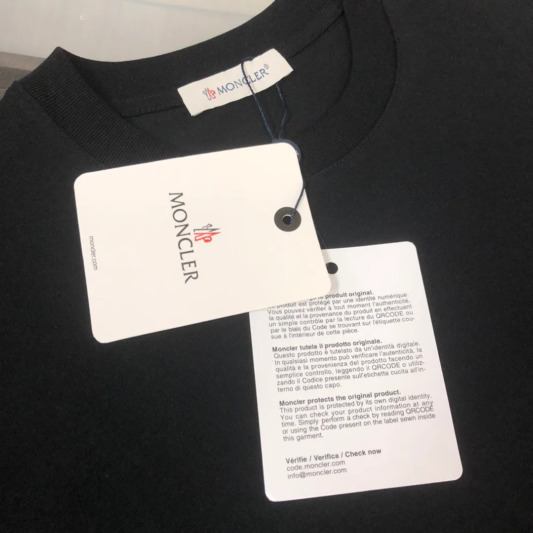 P160 MONCLER 2025 latest couple style round neck short-sleeved couple T-shirt, new spring and summer product, high quality 🔥🔥Three-dimensional logo letter logo printing technology on the chest! Fashionable and versatile trendy styles, customized imported fabrics! Comfortable to wear, breathable, fashionable without losing personality, the upper body is casual and casual, handsome and stylish, showing the temperament of a big brand. All three standards are complete! ! Color: Black White Gray Navy Size: S M L XL (Loose fit, please state your height and weight when placing an order)