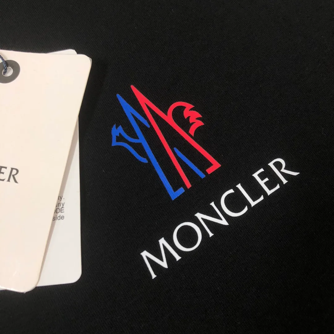P160 MONCLER 2025 latest couple style round neck short-sleeved couple T-shirt, new spring and summer product, high quality 🔥🔥Three-dimensional logo letter logo printing technology on the chest! Fashionable and versatile trendy styles, customized imported fabrics! Comfortable to wear, breathable, fashionable without losing personality, the upper body is casual and casual, handsome and stylish, showing the temperament of a big brand. All three standards are complete! ! Color: Black White Gray Navy Size: S M L XL (Loose fit, please state your height and weight when placing an order)