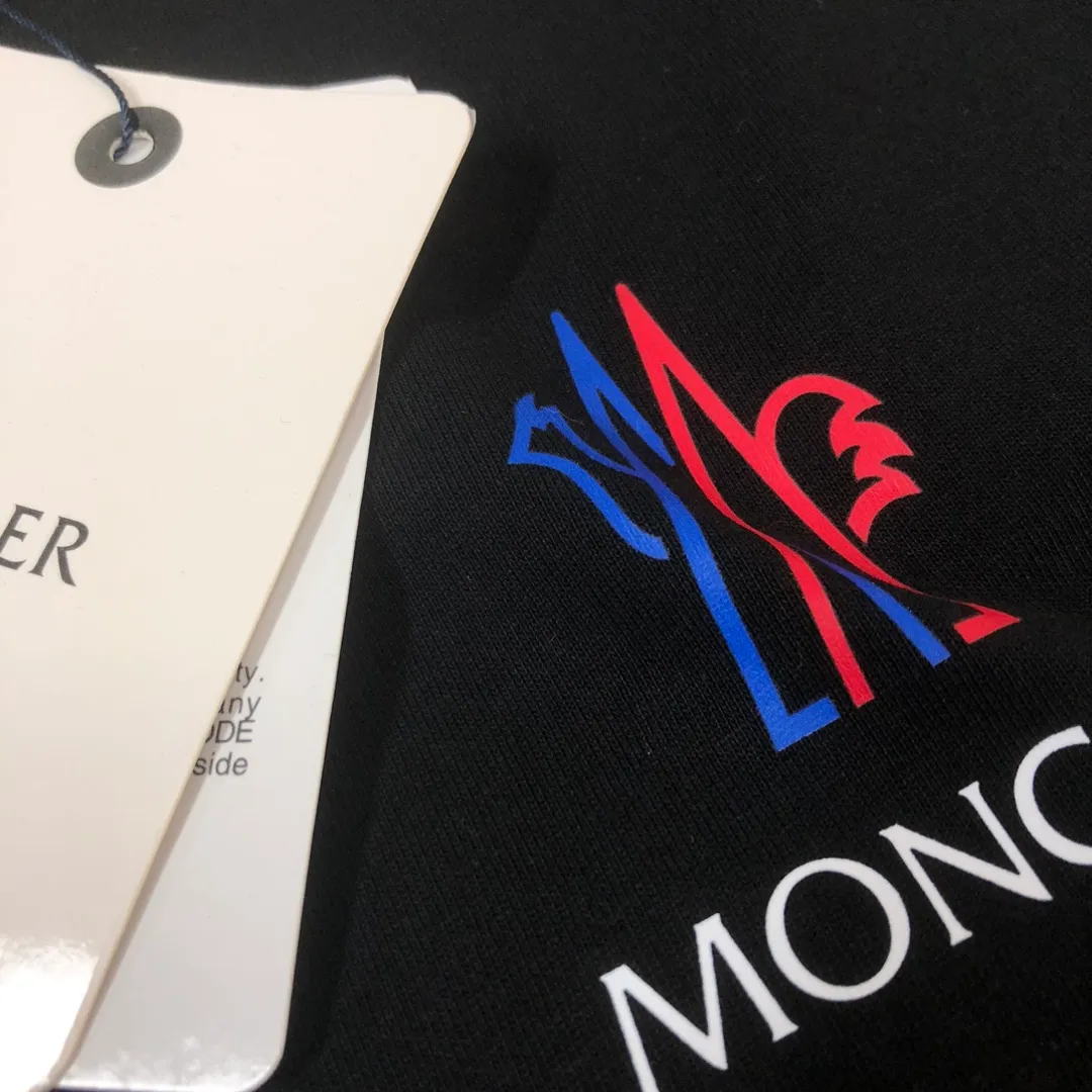 P160 MONCLER 2025 latest couple style round neck short-sleeved couple T-shirt, new spring and summer product, high quality 🔥🔥Three-dimensional logo letter logo printing technology on the chest! Fashionable and versatile trendy styles, customized imported fabrics! Comfortable to wear, breathable, fashionable without losing personality, the upper body is casual and casual, handsome and stylish, showing the temperament of a big brand. All three standards are complete! ! Color: Black White Gray Navy Size: S M L XL (Loose fit, please state your height and weight when placing an order)