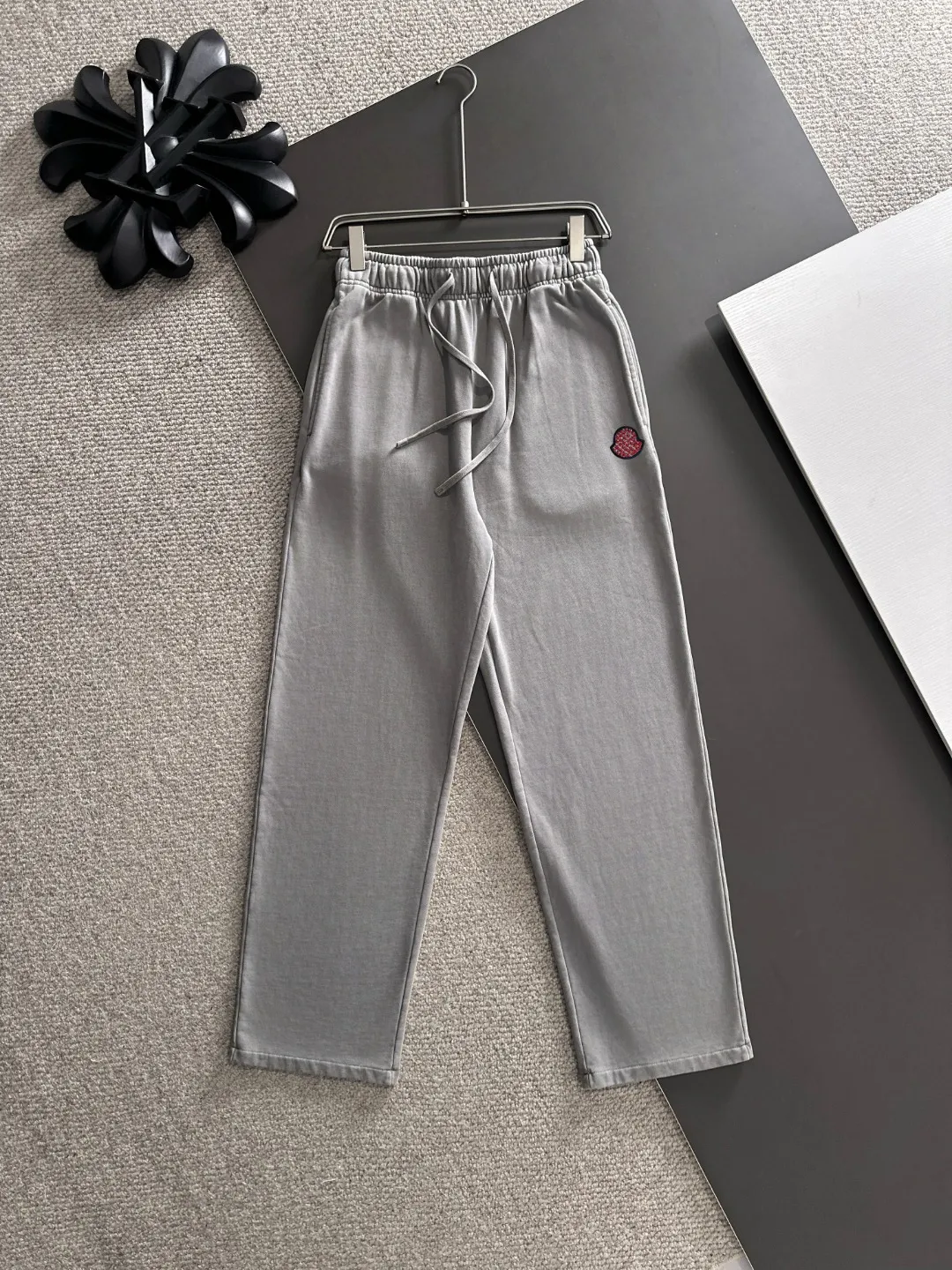 Next day shipment P360 MONCLER/Mongoose Exclusive first release of 25ss autumn and winter new high-quality trousers Compare real-life details at will A perfect choice for autumn and winter. A must-have item. Loose fit. Please refer to the size chart when placing an order: S to XXL (or state your height and weight when placing an order)