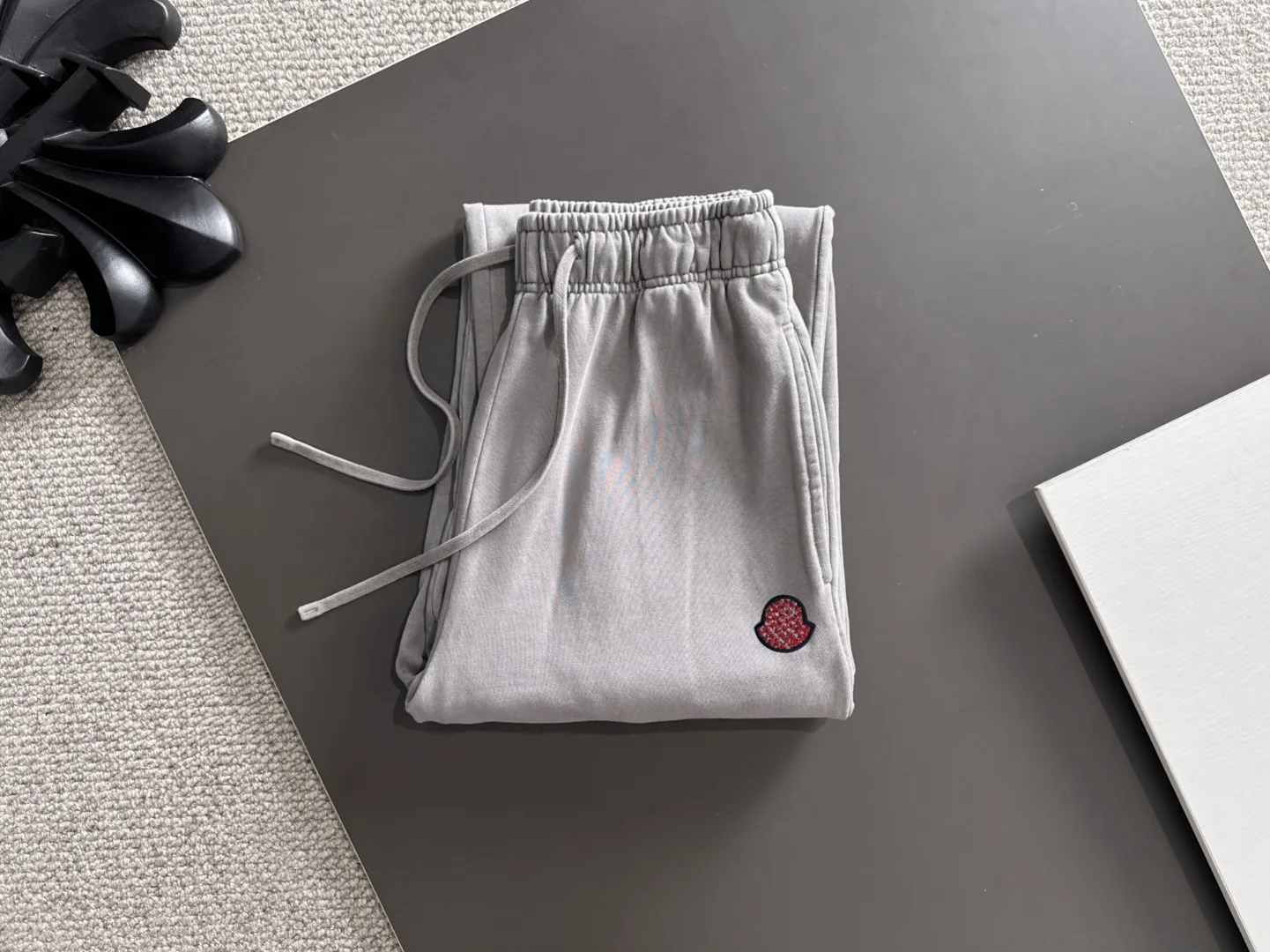 Next day shipment P360 MONCLER/Mongoose Exclusive first release of 25ss autumn and winter new high-quality trousers Compare real-life details at will A perfect choice for autumn and winter. A must-have item. Loose fit. Please refer to the size chart when placing an order: S to XXL (or state your height and weight when placing an order)