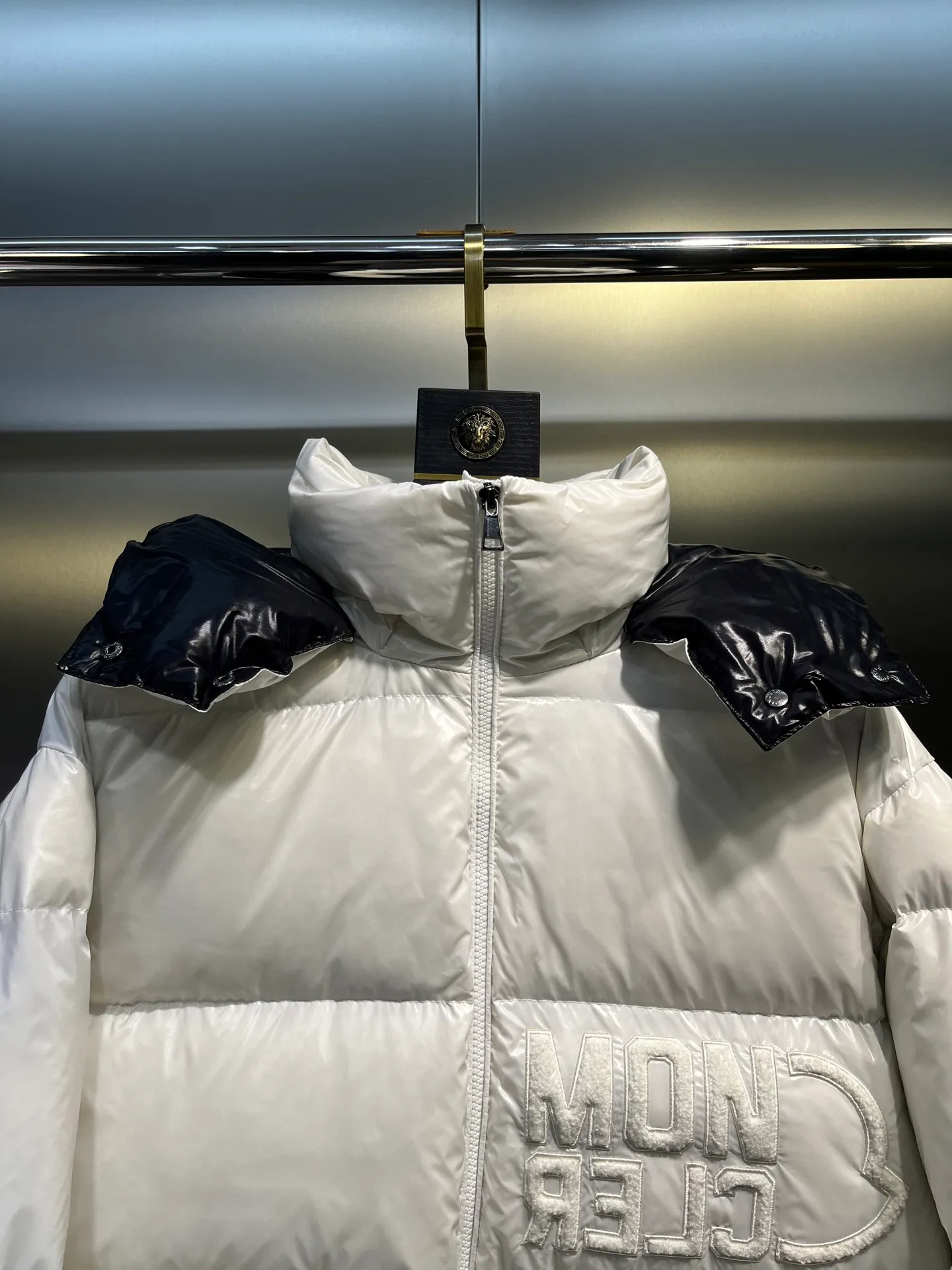 P780 moncler 🌟Moncler FW25 Abbaye short down jacket The Abbaye short jacket is made of iconic patented nylon, highlighting the fashion essence of Moncler. Featuring rectangular quilting and a contrasting lining that refreshes the removable hood. Terry knit logo embroidery adds a unique touch, making the garment instantly recognizable. Material process analysis: 1️⃣Original Nfc inductive anti-counterfeiting chip 2️⃣National standard 95% European standard pure white goose down, exclusive use of top down on the market 3️⃣Fabric: 100% nylon; Lining: 100% nylon, one of the best on the market, everything is customized according to the original version. 4⃣️The electroplated hardware is produced by the original processing factory, all customized by the original factory, and is not a replica of various types on the market. 5⃣️Produced by a certain Lang factory, it has always been unambiguous in terms of quality. Everyone knows about the workmanship, QA and Qc quality inspection of the workers when shipping from large factories. It is not comparable to small factories in the market. Mouth-mounted down jackets, let’s not brag, there is almost no one that can do better than us! Make an original product with care, so that every customer has the confidence to introduce it to his customers: This is the top replica version in China. Good products do not need too many soft articles to set off, only junk products will boast: the original ZP uses thousands of words to impress consumers! Although it is an F product, it is not inferior to ZP!  Color: white pink, white black, black, khaki, pink Size: 0123