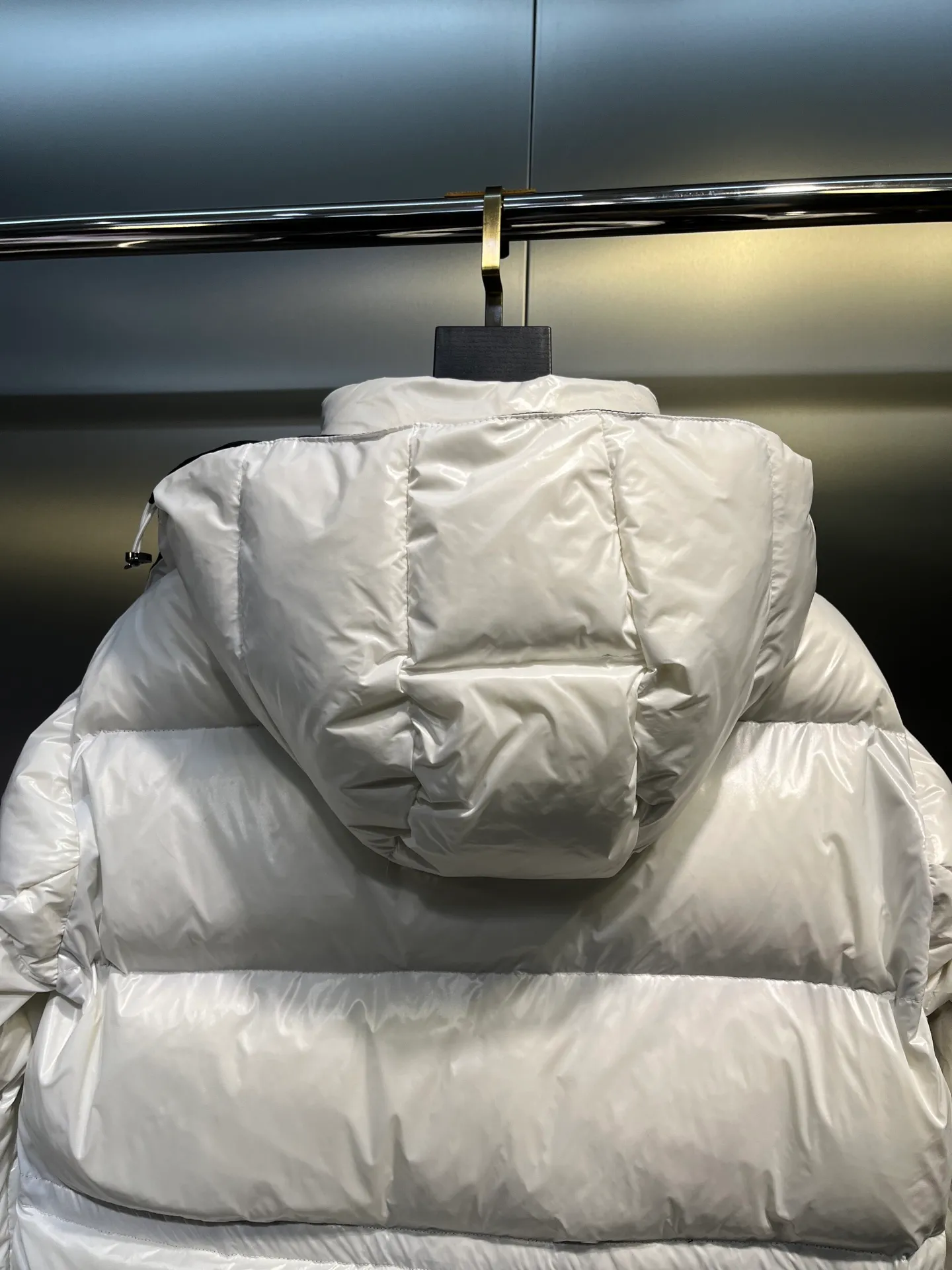 P780 moncler 🌟Moncler FW25 Abbaye short down jacket The Abbaye short jacket is made of iconic patented nylon, highlighting the fashion essence of Moncler. Featuring rectangular quilting and a contrasting lining that refreshes the removable hood. Terry knit logo embroidery adds a unique touch, making the garment instantly recognizable. Material process analysis: 1️⃣Original Nfc inductive anti-counterfeiting chip 2️⃣National standard 95% European standard pure white goose down, exclusive use of top down on the market 3️⃣Fabric: 100% nylon; Lining: 100% nylon, one of the best on the market, everything is customized according to the original version. 4⃣️The electroplated hardware is produced by the original processing factory, all customized by the original factory, and is not a replica of various types on the market. 5⃣️Produced by a certain Lang factory, it has always been unambiguous in terms of quality. Everyone knows about the workmanship, QA and Qc quality inspection of the workers when shipping from large factories. It is not comparable to small factories in the market. Mouth-mounted down jackets, let’s not brag, there is almost no one that can do better than us! Make an original product with care, so that every customer has the confidence to introduce it to his customers: This is the top replica version in China. Good products do not need too many soft articles to set off, only junk products will boast: the original ZP uses thousands of words to impress consumers! Although it is an F product, it is not inferior to ZP!  Color: white pink, white black, black, khaki, pink Size: 0123
