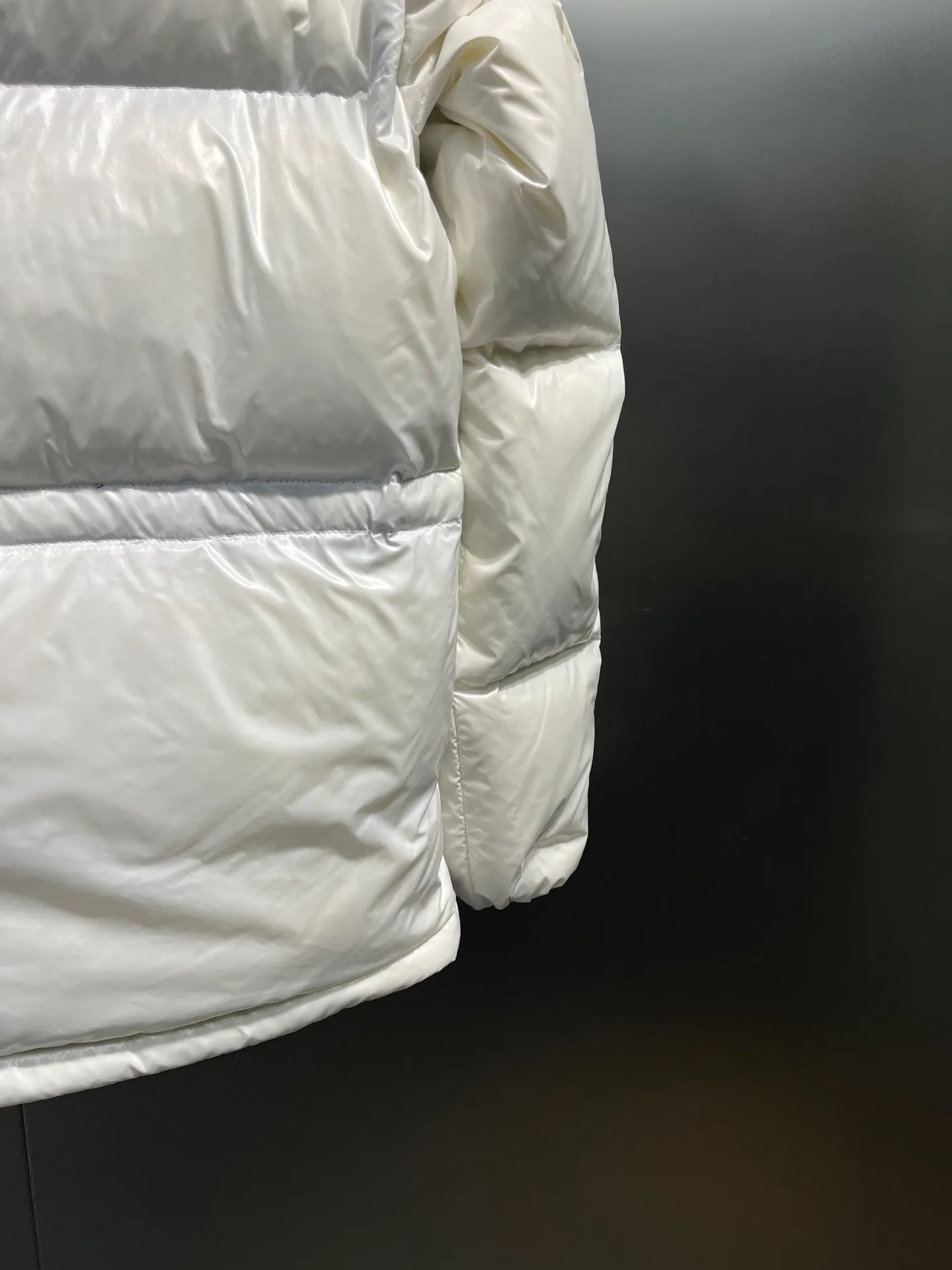 P780 moncler 🌟Moncler FW25 Abbaye short down jacket The Abbaye short jacket is made of iconic patented nylon, highlighting the fashion essence of Moncler. Featuring rectangular quilting and a contrasting lining that refreshes the removable hood. Terry knit logo embroidery adds a unique touch, making the garment instantly recognizable. Material process analysis: 1️⃣Original Nfc inductive anti-counterfeiting chip 2️⃣National standard 95% European standard pure white goose down, exclusive use of top down on the market 3️⃣Fabric: 100% nylon; Lining: 100% nylon, one of the best on the market, everything is customized according to the original version. 4⃣️The electroplated hardware is produced by the original processing factory, all customized by the original factory, and is not a replica of various types on the market. 5⃣️Produced by a certain Lang factory, it has always been unambiguous in terms of quality. Everyone knows about the workmanship, QA and Qc quality inspection of the workers when shipping from large factories. It is not comparable to small factories in the market. Mouth-mounted down jackets, let’s not brag, there is almost no one that can do better than us! Make an original product with care, so that every customer has the confidence to introduce it to his customers: This is the top replica version in China. Good products do not need too many soft articles to set off, only junk products will boast: the original ZP uses thousands of words to impress consumers! Although it is an F product, it is not inferior to ZP!  Color: white pink, white black, black, khaki, pink Size: 0123