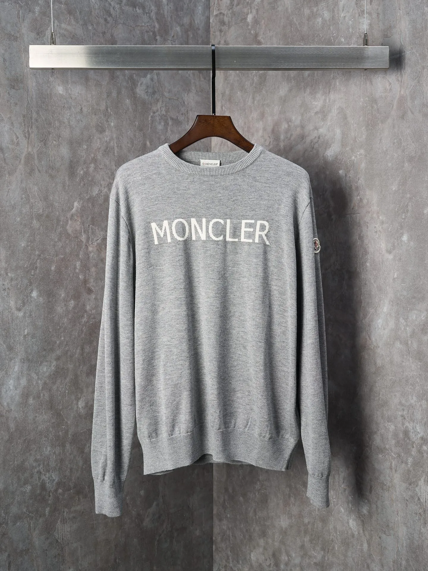 P420 Actual item hanging] MONCLER/Mask LOGO letter jacquard round neck sweater [Ready stock] S M L XL fabric is made of wool blended fabric, mainly 95% wool, combined with 4% nylon and 1% spandex. The main body of wool ensures the warmth and comfort of the clothing. The addition of a small amount of nylon and spandex significantly improves the elasticity and wear resistance. The ribbed decorative parts are made of 100% wool, which further enhances the texture and wearing experience.  Through the high needle count and fine gauge loom, combined with the orderly direction of the internal yarn, the floating yarn is cleverly woven and stored, with almost no unnecessary thread mess. The color switching of each group of letters is synchronized with the knitting needle in milliseconds, forming an exquisite jacquard letter LOGO decoration on the chest.