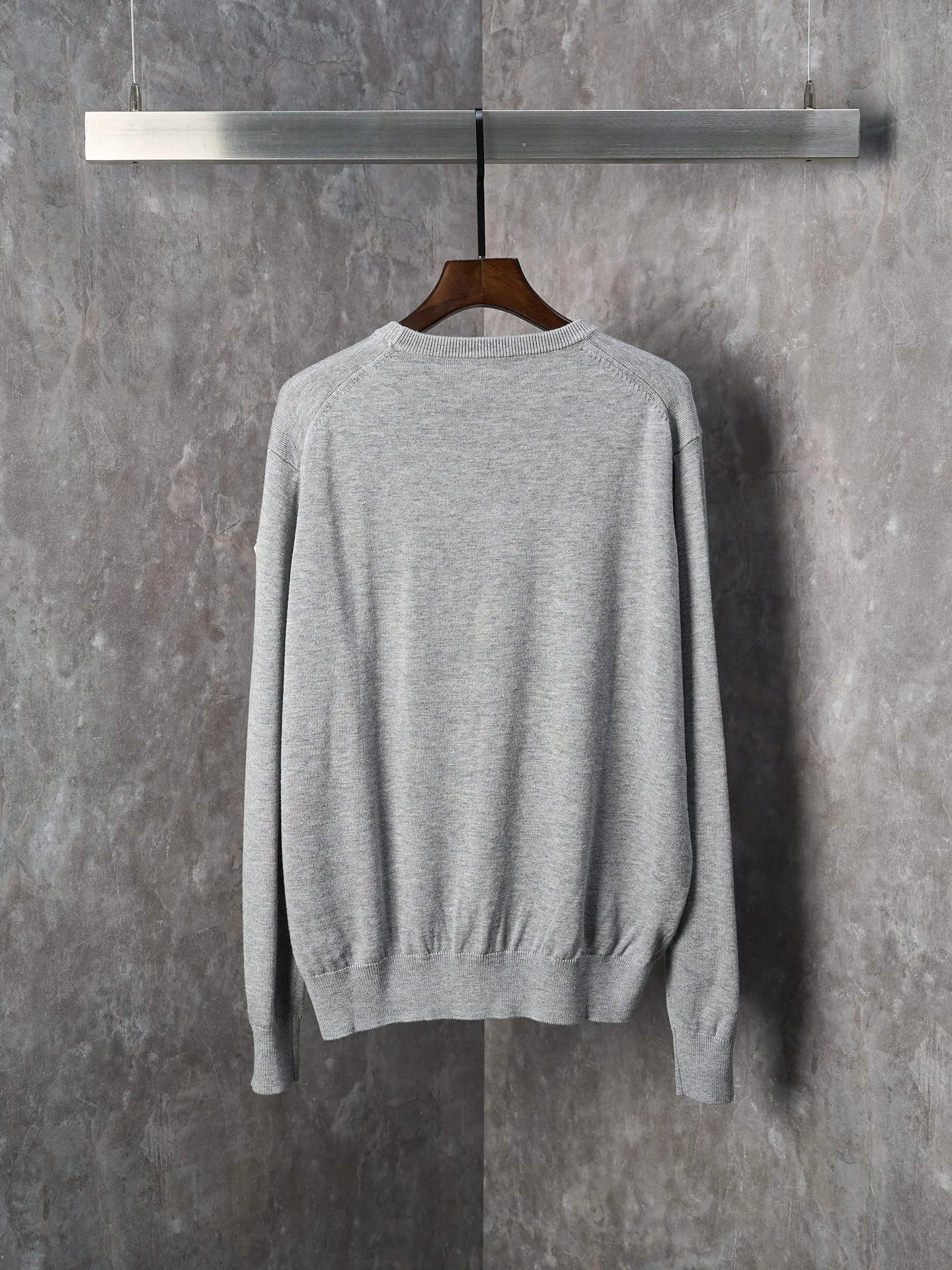 P420 Actual item hanging] MONCLER/Mask LOGO letter jacquard round neck sweater [Ready stock] S M L XL fabric is made of wool blended fabric, mainly 95% wool, combined with 4% nylon and 1% spandex. The main body of wool ensures the warmth and comfort of the clothing. The addition of a small amount of nylon and spandex significantly improves the elasticity and wear resistance. The ribbed decorative parts are made of 100% wool, which further enhances the texture and wearing experience.  Through the high needle count and fine gauge loom, combined with the orderly direction of the internal yarn, the floating yarn is cleverly woven and stored, with almost no unnecessary thread mess. The color switching of each group of letters is synchronized with the knitting needle in milliseconds, forming an exquisite jacquard letter LOGO decoration on the chest.