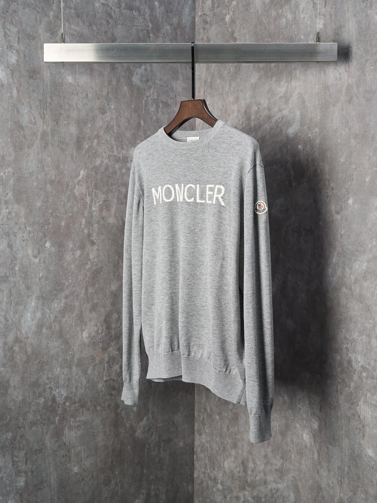 P420 Actual item hanging] MONCLER/Mask LOGO letter jacquard round neck sweater [Ready stock] S M L XL fabric is made of wool blended fabric, mainly 95% wool, combined with 4% nylon and 1% spandex. The main body of wool ensures the warmth and comfort of the clothing. The addition of a small amount of nylon and spandex significantly improves the elasticity and wear resistance. The ribbed decorative parts are made of 100% wool, which further enhances the texture and wearing experience.  Through the high needle count and fine gauge loom, combined with the orderly direction of the internal yarn, the floating yarn is cleverly woven and stored, with almost no unnecessary thread mess. The color switching of each group of letters is synchronized with the knitting needle in milliseconds, forming an exquisite jacquard letter LOGO decoration on the chest.