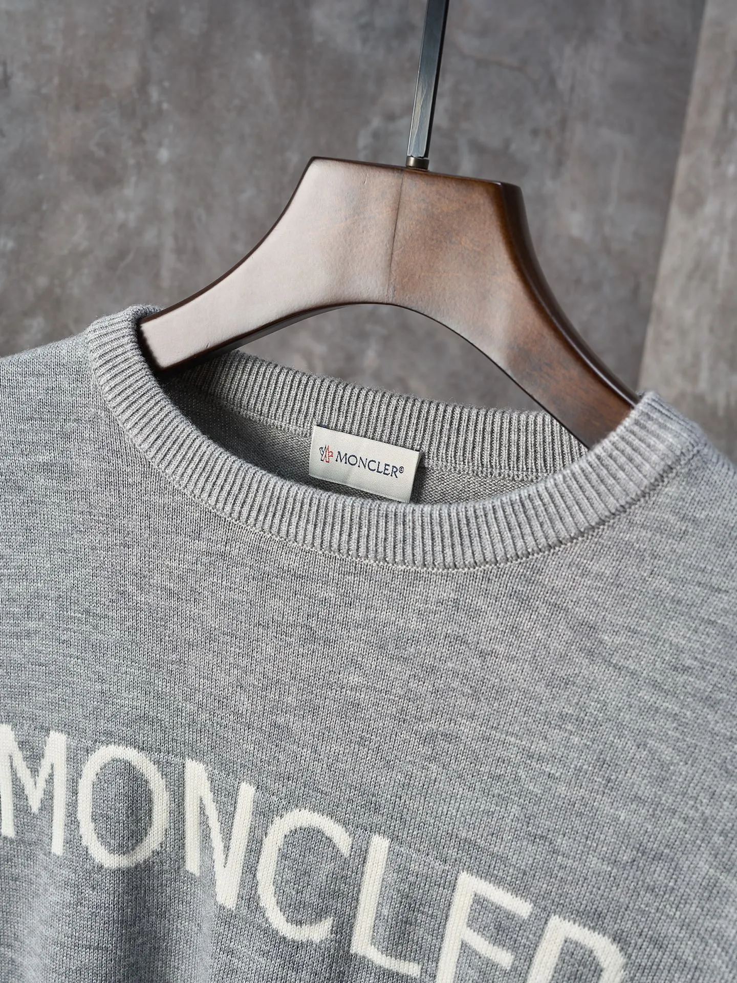 P420 Actual item hanging] MONCLER/Mask LOGO letter jacquard round neck sweater [Ready stock] S M L XL fabric is made of wool blended fabric, mainly 95% wool, combined with 4% nylon and 1% spandex. The main body of wool ensures the warmth and comfort of the clothing. The addition of a small amount of nylon and spandex significantly improves the elasticity and wear resistance. The ribbed decorative parts are made of 100% wool, which further enhances the texture and wearing experience.  Through the high needle count and fine gauge loom, combined with the orderly direction of the internal yarn, the floating yarn is cleverly woven and stored, with almost no unnecessary thread mess. The color switching of each group of letters is synchronized with the knitting needle in milliseconds, forming an exquisite jacquard letter LOGO decoration on the chest.
