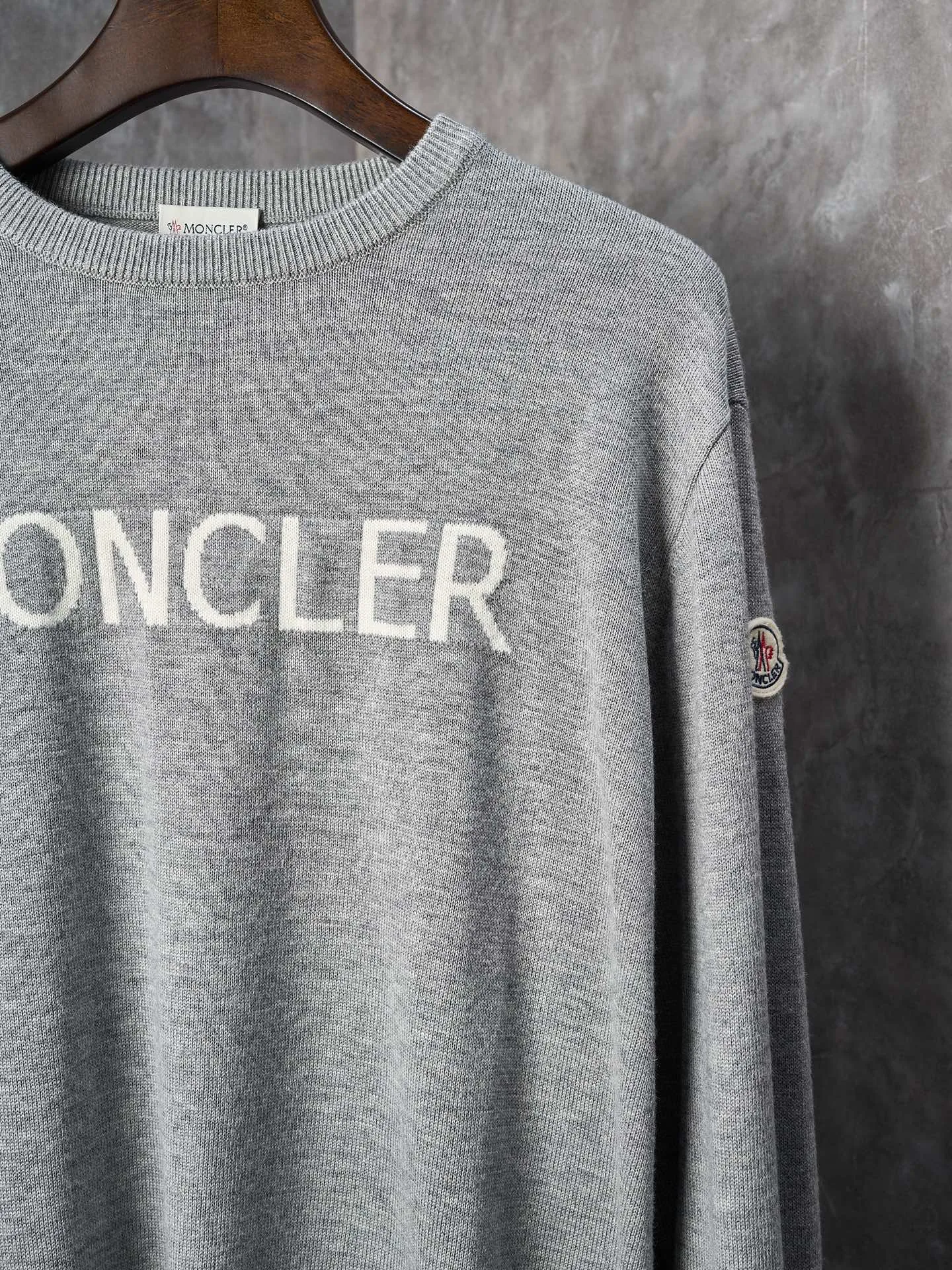 P420 Actual item hanging] MONCLER/Mask LOGO letter jacquard round neck sweater [Ready stock] S M L XL fabric is made of wool blended fabric, mainly 95% wool, combined with 4% nylon and 1% spandex. The main body of wool ensures the warmth and comfort of the clothing. The addition of a small amount of nylon and spandex significantly improves the elasticity and wear resistance. The ribbed decorative parts are made of 100% wool, which further enhances the texture and wearing experience.  Through the high needle count and fine gauge loom, combined with the orderly direction of the internal yarn, the floating yarn is cleverly woven and stored, with almost no unnecessary thread mess. The color switching of each group of letters is synchronized with the knitting needle in milliseconds, forming an exquisite jacquard letter LOGO decoration on the chest.