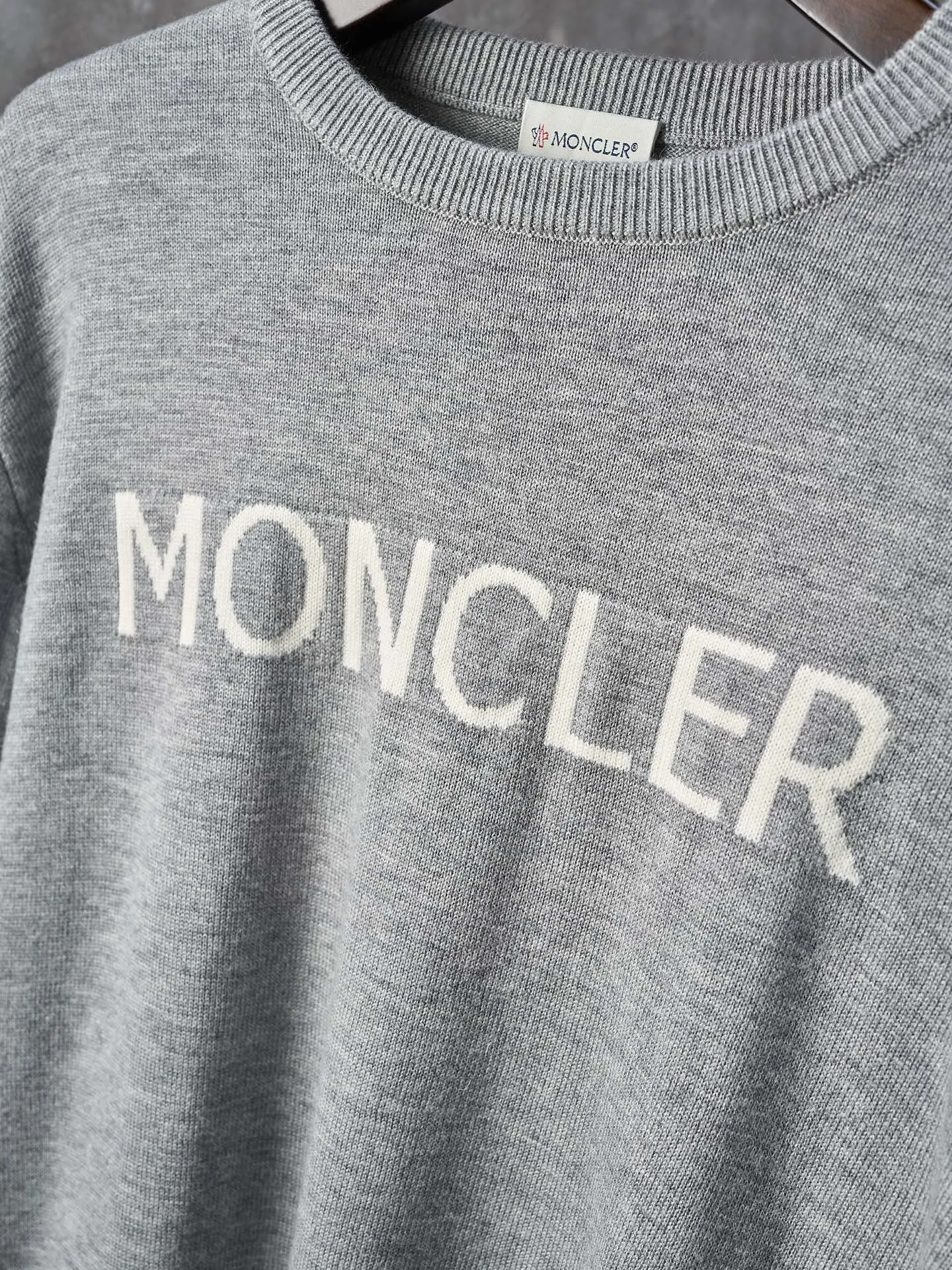 P420 Actual item hanging] MONCLER/Mask LOGO letter jacquard round neck sweater [Ready stock] S M L XL fabric is made of wool blended fabric, mainly 95% wool, combined with 4% nylon and 1% spandex. The main body of wool ensures the warmth and comfort of the clothing. The addition of a small amount of nylon and spandex significantly improves the elasticity and wear resistance. The ribbed decorative parts are made of 100% wool, which further enhances the texture and wearing experience.  Through the high needle count and fine gauge loom, combined with the orderly direction of the internal yarn, the floating yarn is cleverly woven and stored, with almost no unnecessary thread mess. The color switching of each group of letters is synchronized with the knitting needle in milliseconds, forming an exquisite jacquard letter LOGO decoration on the chest.