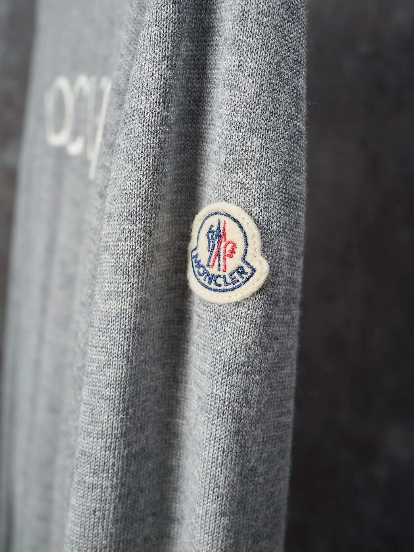 P420 Actual item hanging] MONCLER/Mask LOGO letter jacquard round neck sweater [Ready stock] S M L XL fabric is made of wool blended fabric, mainly 95% wool, combined with 4% nylon and 1% spandex. The main body of wool ensures the warmth and comfort of the clothing. The addition of a small amount of nylon and spandex significantly improves the elasticity and wear resistance. The ribbed decorative parts are made of 100% wool, which further enhances the texture and wearing experience.  Through the high needle count and fine gauge loom, combined with the orderly direction of the internal yarn, the floating yarn is cleverly woven and stored, with almost no unnecessary thread mess. The color switching of each group of letters is synchronized with the knitting needle in milliseconds, forming an exquisite jacquard letter LOGO decoration on the chest.