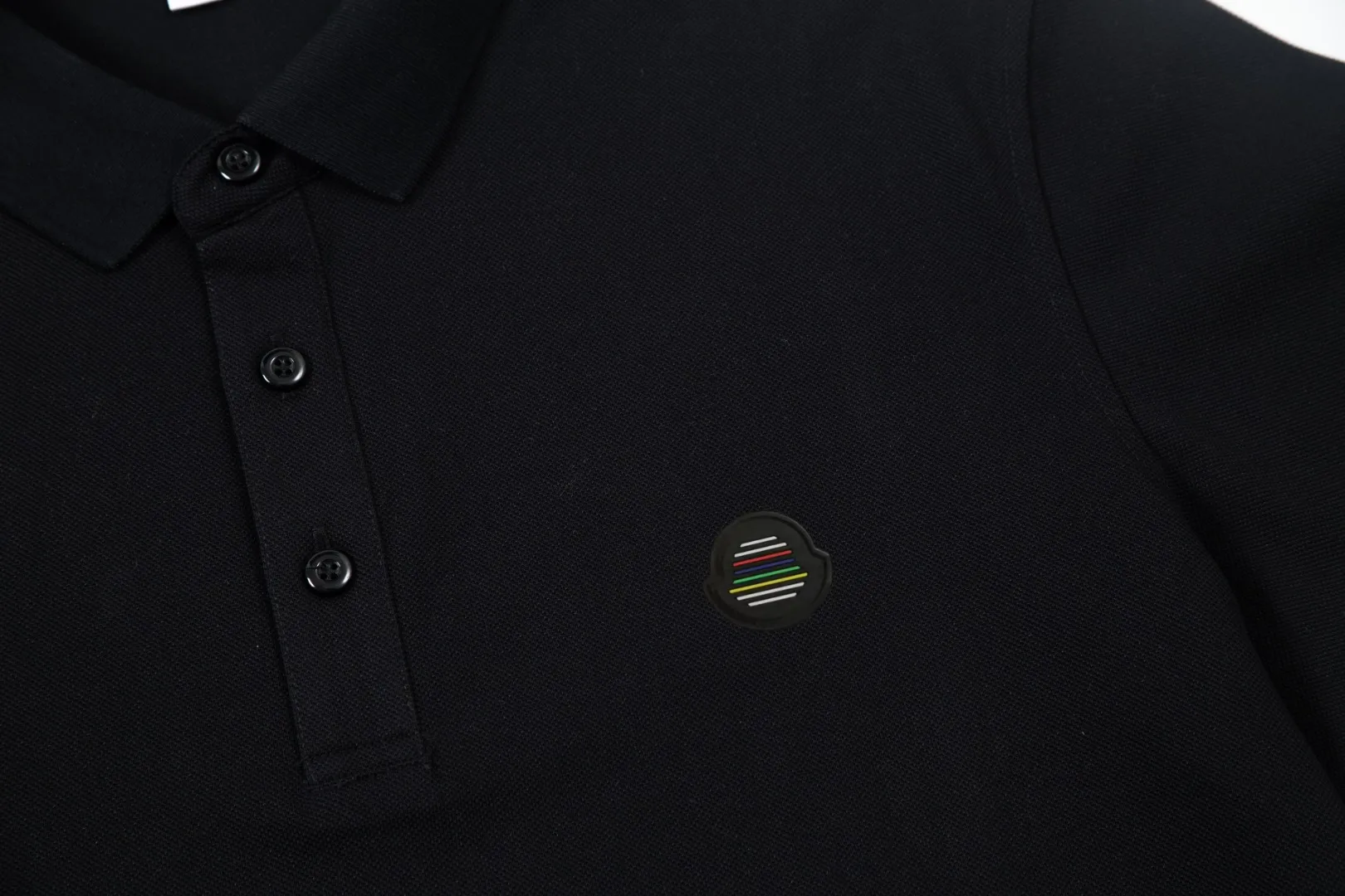 P180 Moncler Moncler classic LOGO exquisite Polo shirt upgraded, inspired by the retro of the 1980s. Original fabric Official same style Customized same vat dyed fabric Very comfortable to the touch Latest brick cabinet synchronization for spring and summer Fashionable and personalized Super versatile and good-looking Suitable for both men and women A must-have style Tag Collar label Washed wheat Complete with three labels Color: White Black Size: M-3XL
