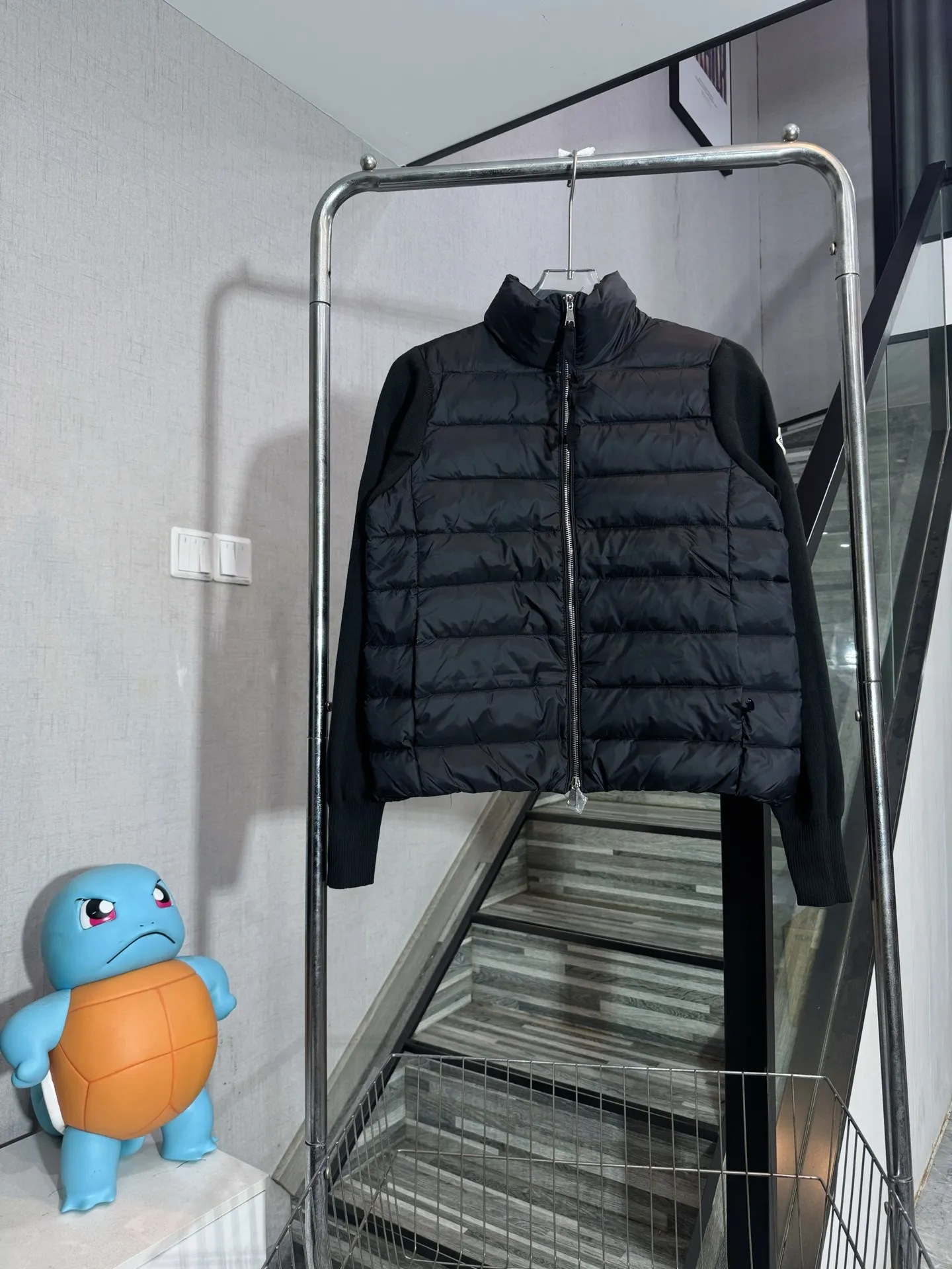 P650 model number: HE407 Moncler-Mongolian knitted stitching stand collar small label women's down jacket The fabric is made of polyester windproof material and spliced with knitted sleeves. The knitted sleeves are knitted with mixed wool. The inner filling is 50% white duck down with a filling amount of 260g. The upper body is warm and comfortable without looking bloated. The arms are seamed to order. The original masked small label, the zipper uses the original hardware slider zipper, the overall upper body effect of the clothes is very good-looking, a slim and versatile style, made by a large factory, the original original label, complete with three labels, Kuaishou Xiaohongshu Internet celebrity, buy it with confidence.  Color: Black/White Size: S M L