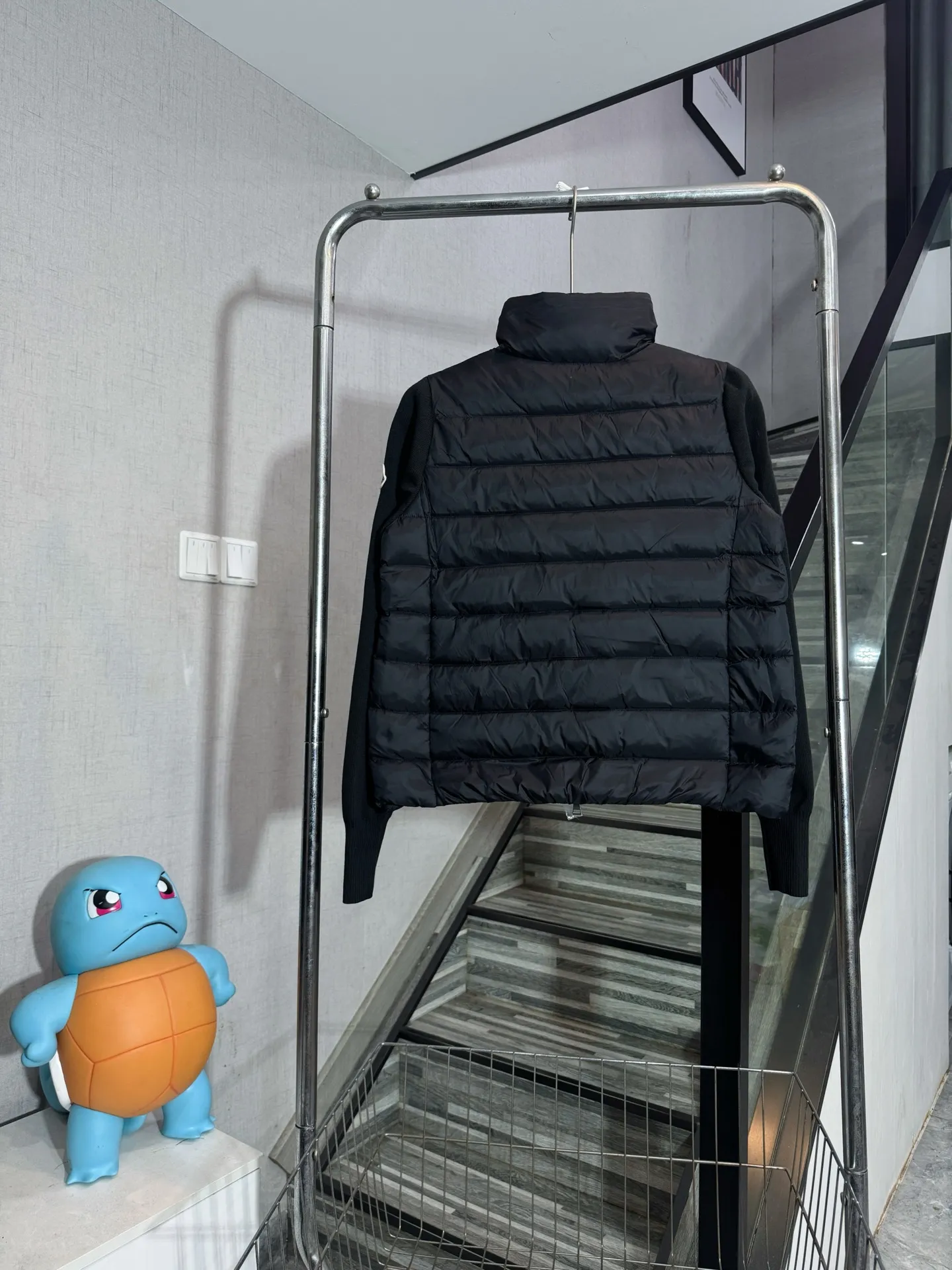 P650 model number: HE407 Moncler-Mongolian knitted stitching stand collar small label women's down jacket The fabric is made of polyester windproof material and spliced with knitted sleeves. The knitted sleeves are knitted with mixed wool. The inner filling is 50% white duck down with a filling amount of 260g. The upper body is warm and comfortable without looking bloated. The arms are seamed to order. The original masked small label, the zipper uses the original hardware slider zipper, the overall upper body effect of the clothes is very good-looking, a slim and versatile style, made by a large factory, the original original label, complete with three labels, Kuaishou Xiaohongshu Internet celebrity, buy it with confidence.  Color: Black/White Size: S M L