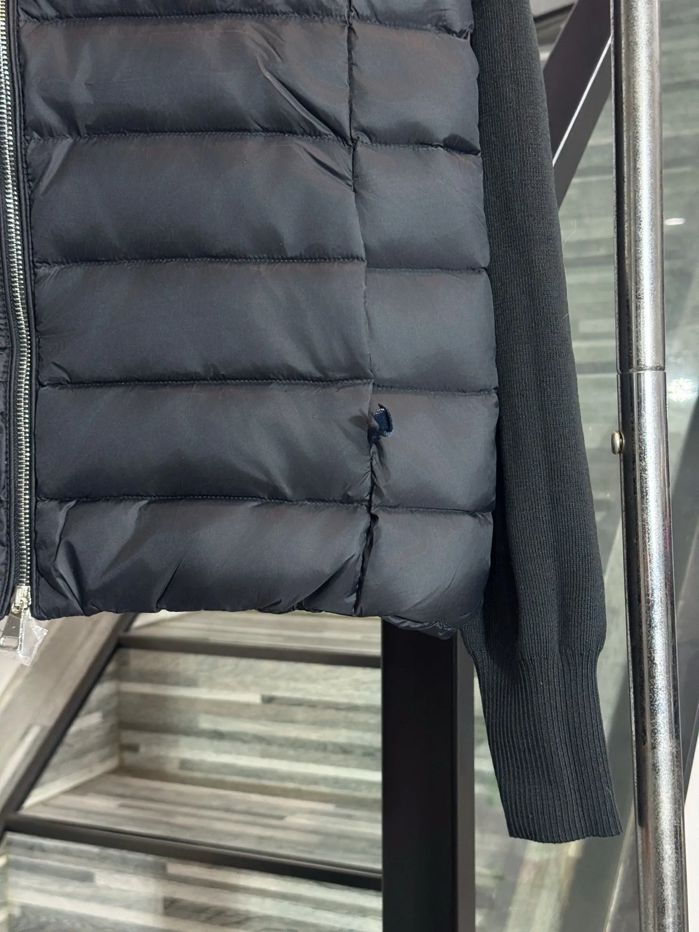 P650 model number: HE407 Moncler-Mongolian knitted stitching stand collar small label women's down jacket The fabric is made of polyester windproof material and spliced with knitted sleeves. The knitted sleeves are knitted with mixed wool. The inner filling is 50% white duck down with a filling amount of 260g. The upper body is warm and comfortable without looking bloated. The arms are seamed to order. The original masked small label, the zipper uses the original hardware slider zipper, the overall upper body effect of the clothes is very good-looking, a slim and versatile style, made by a large factory, the original original label, complete with three labels, Kuaishou Xiaohongshu Internet celebrity, buy it with confidence.  Color: Black/White Size: S M L