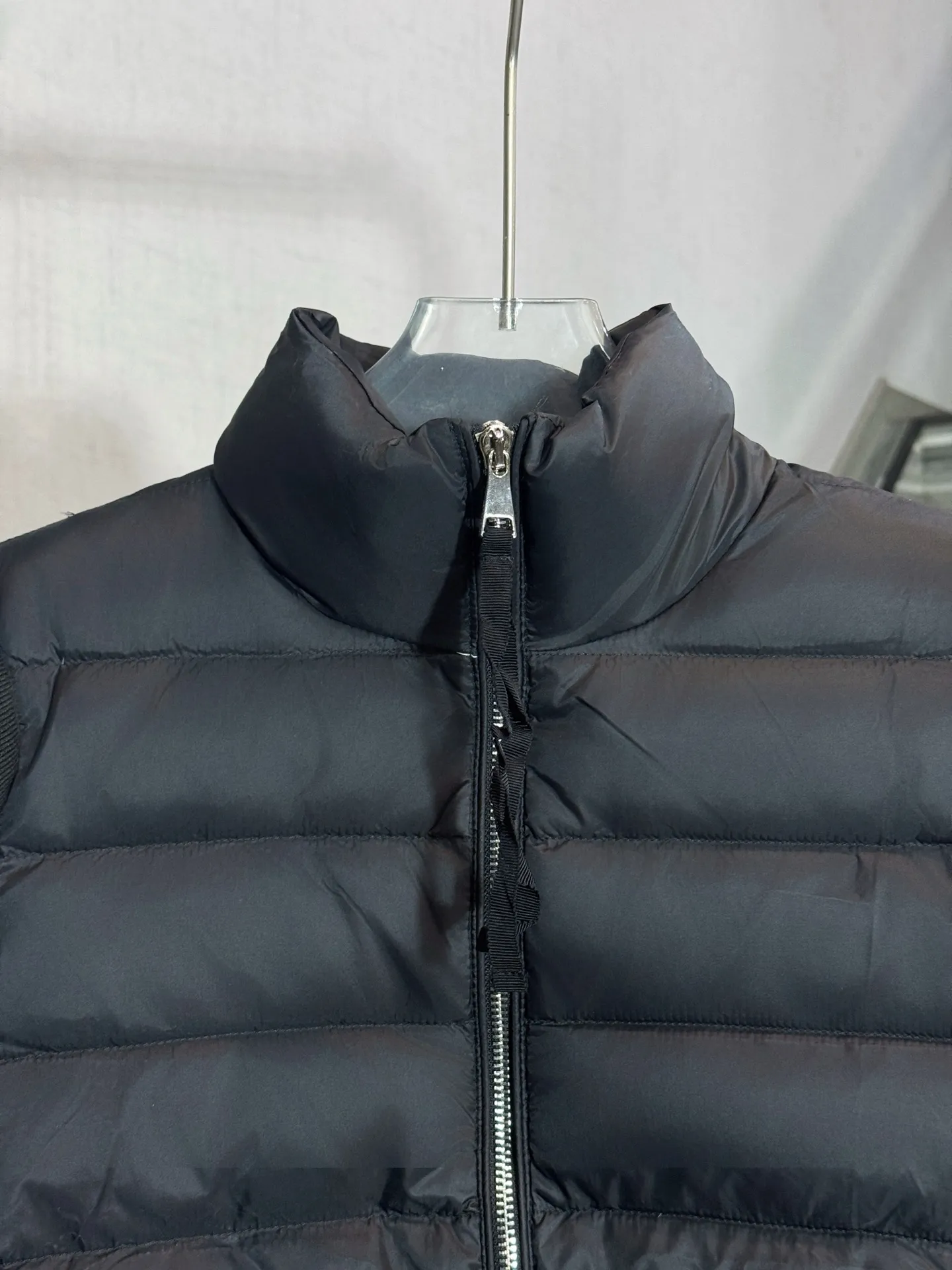 P650 model number: HE407 Moncler-Mongolian knitted stitching stand collar small label women's down jacket The fabric is made of polyester windproof material and spliced with knitted sleeves. The knitted sleeves are knitted with mixed wool. The inner filling is 50% white duck down with a filling amount of 260g. The upper body is warm and comfortable without looking bloated. The arms are seamed to order. The original masked small label, the zipper uses the original hardware slider zipper, the overall upper body effect of the clothes is very good-looking, a slim and versatile style, made by a large factory, the original original label, complete with three labels, Kuaishou Xiaohongshu Internet celebrity, buy it with confidence.  Color: Black/White Size: S M L
