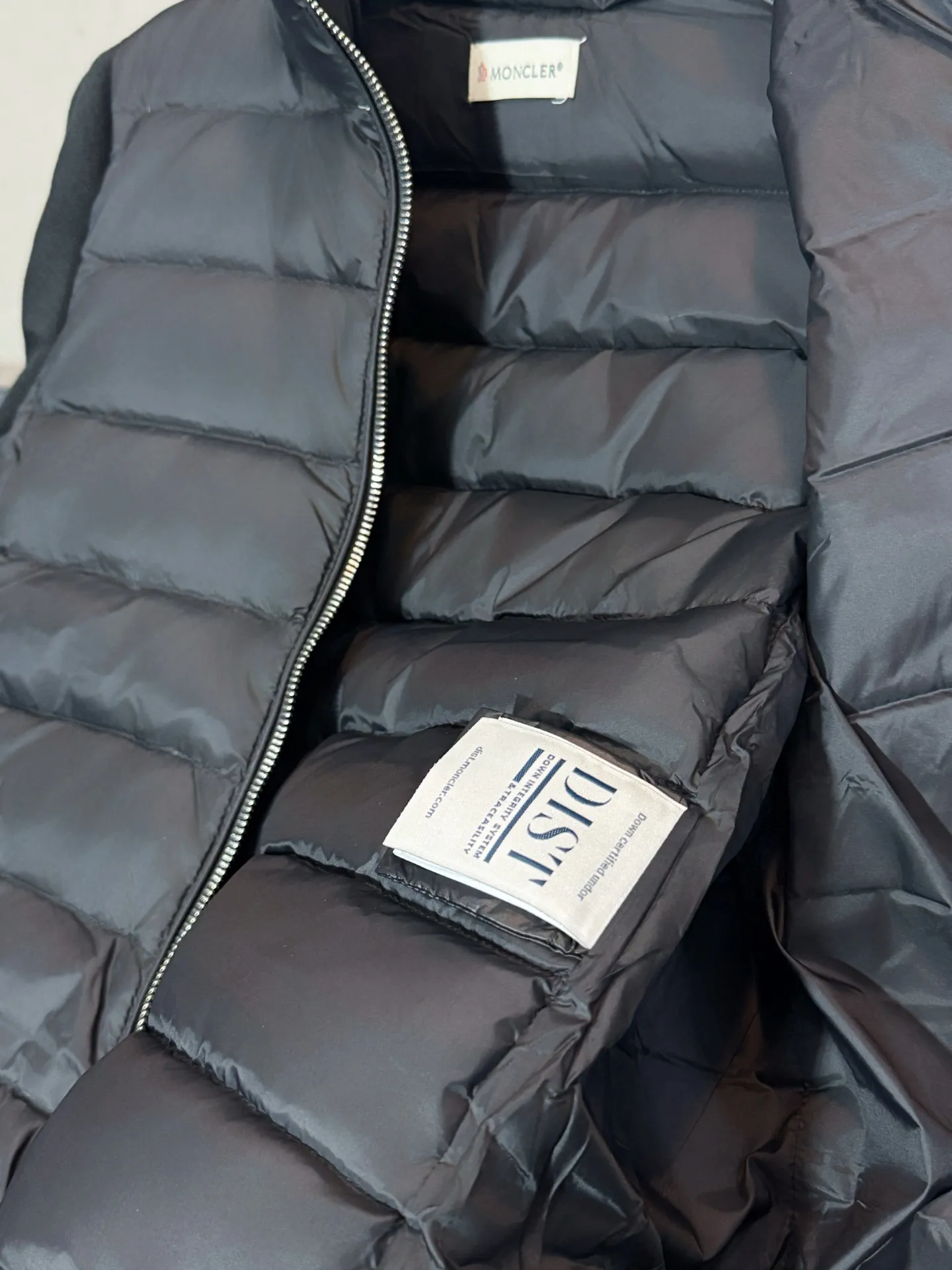 P650 model number: HE407 Moncler-Mongolian knitted stitching stand collar small label women's down jacket The fabric is made of polyester windproof material and spliced with knitted sleeves. The knitted sleeves are knitted with mixed wool. The inner filling is 50% white duck down with a filling amount of 260g. The upper body is warm and comfortable without looking bloated. The arms are seamed to order. The original masked small label, the zipper uses the original hardware slider zipper, the overall upper body effect of the clothes is very good-looking, a slim and versatile style, made by a large factory, the original original label, complete with three labels, Kuaishou Xiaohongshu Internet celebrity, buy it with confidence.  Color: Black/White Size: S M L